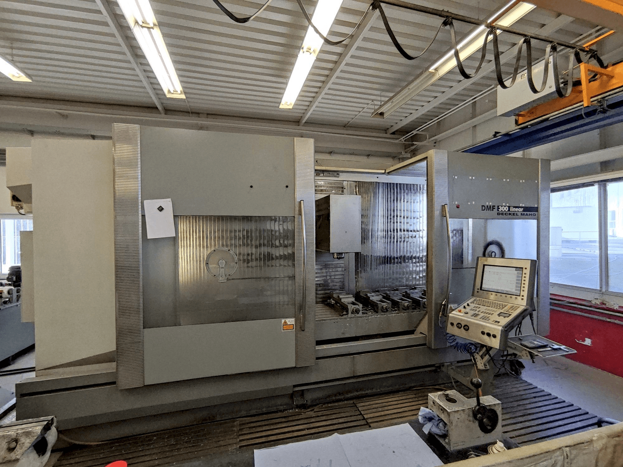 A DECKEL MAHO DMF 300 linear gép elölnézete