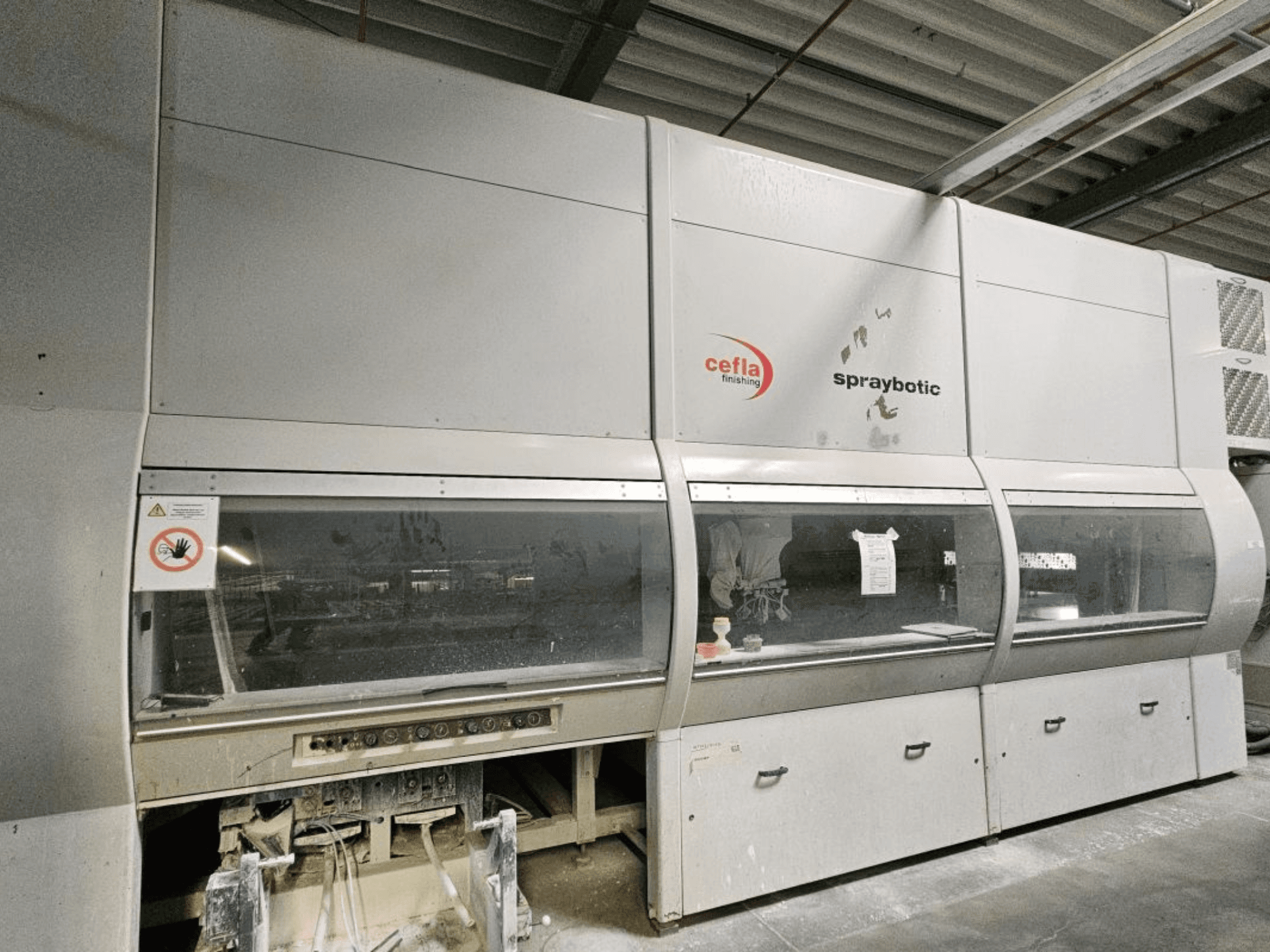 Cefla Spraybotic MD gyártósor fához, elölnézetben, a vezérlőpanel és az átlátszó kijelzőablakok bemutatásával.