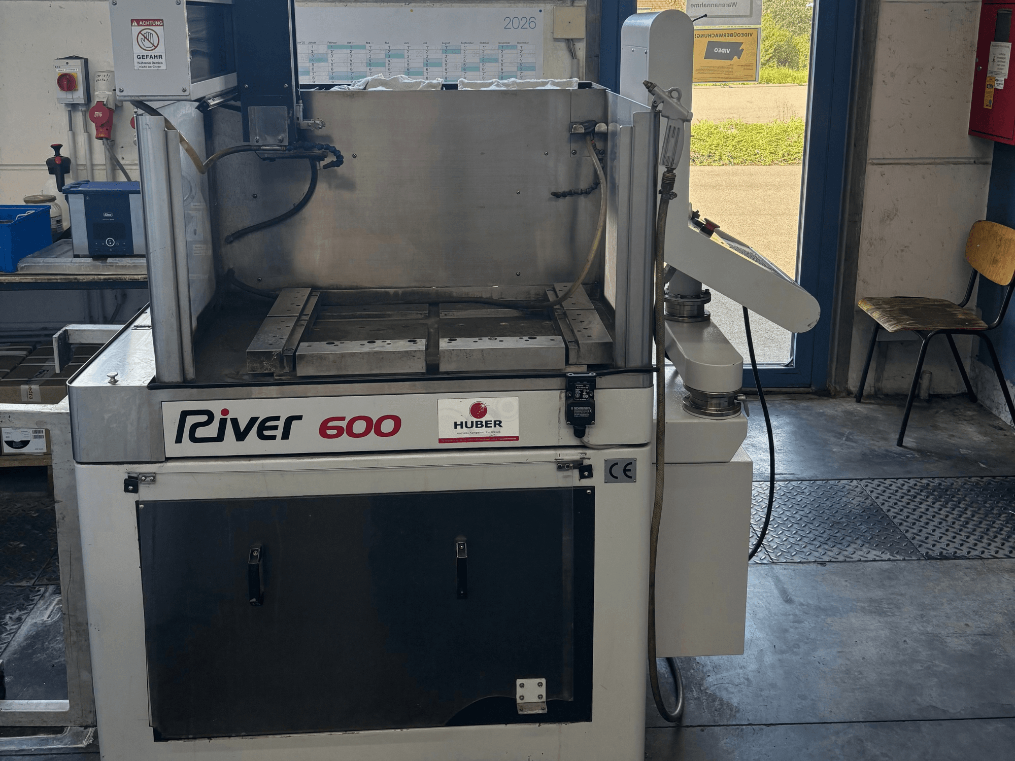 HUBER River 600 CNC mélyszúró elektromos szikraforgácsoló gép, elölnézet, részben nyitott munkakamrával és vezérlőpanellel.