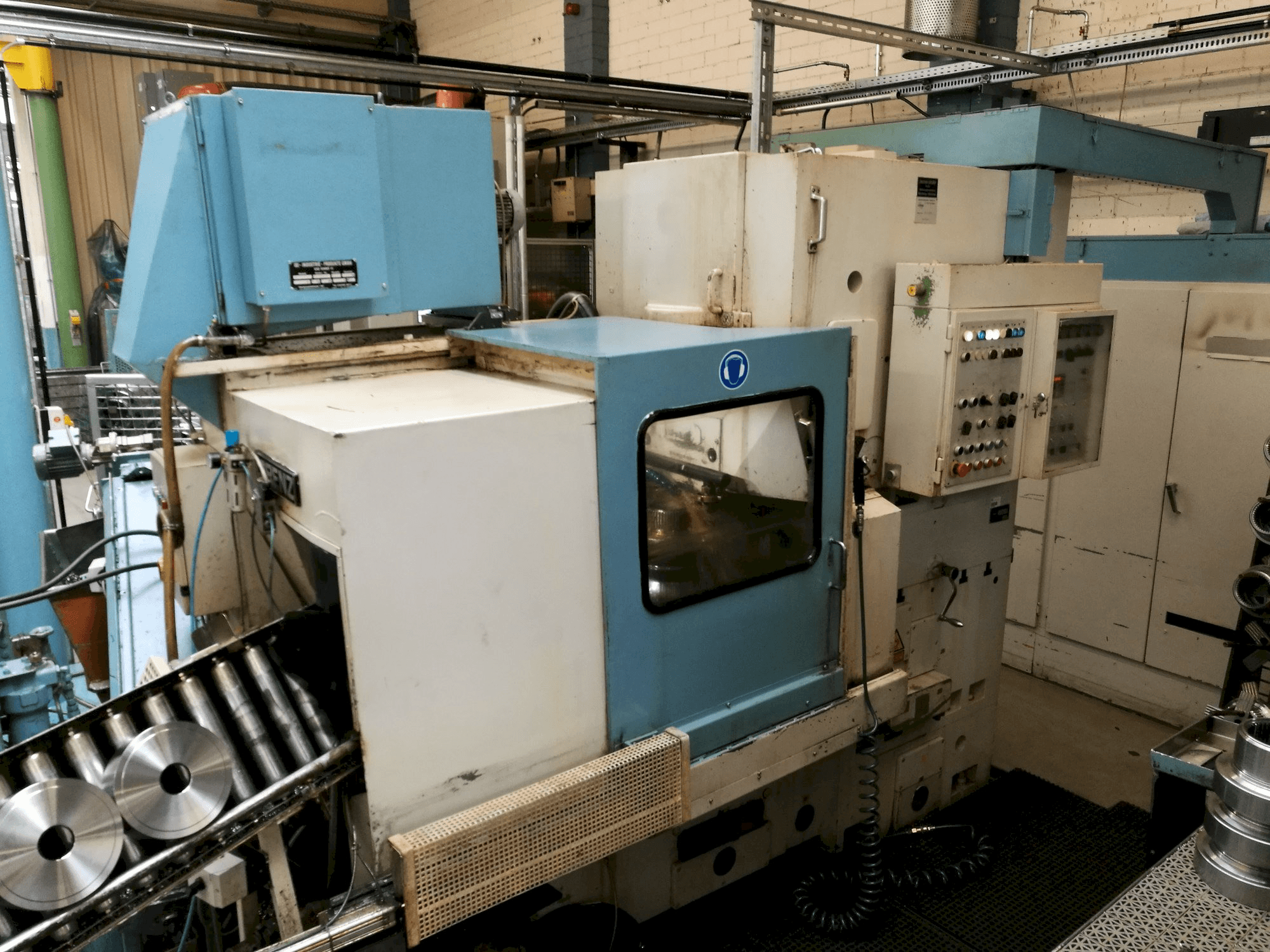 A LORENZ LS 302 gép elölnézete