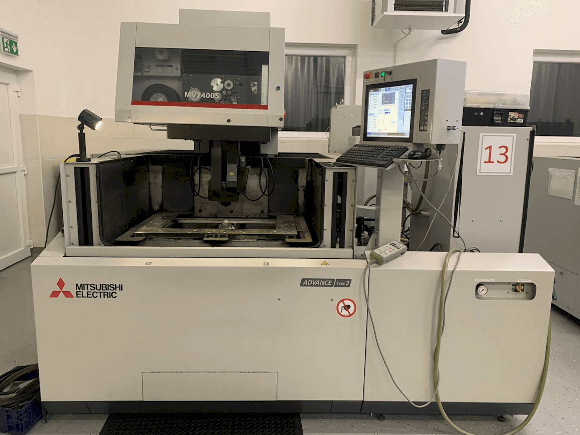 A Mitsubishi MV2400S gép elölnézete