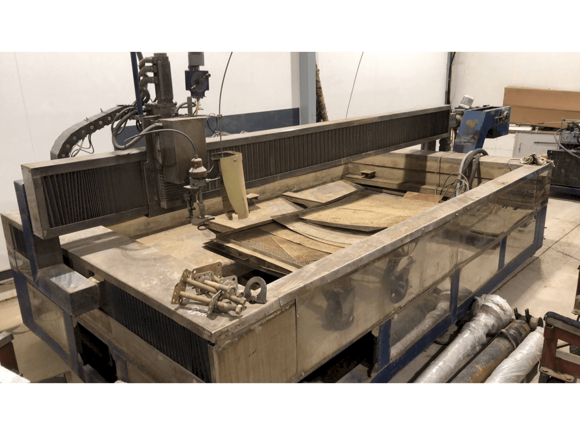 A Waterjet Italy WF 1630 CNC gép elölnézete