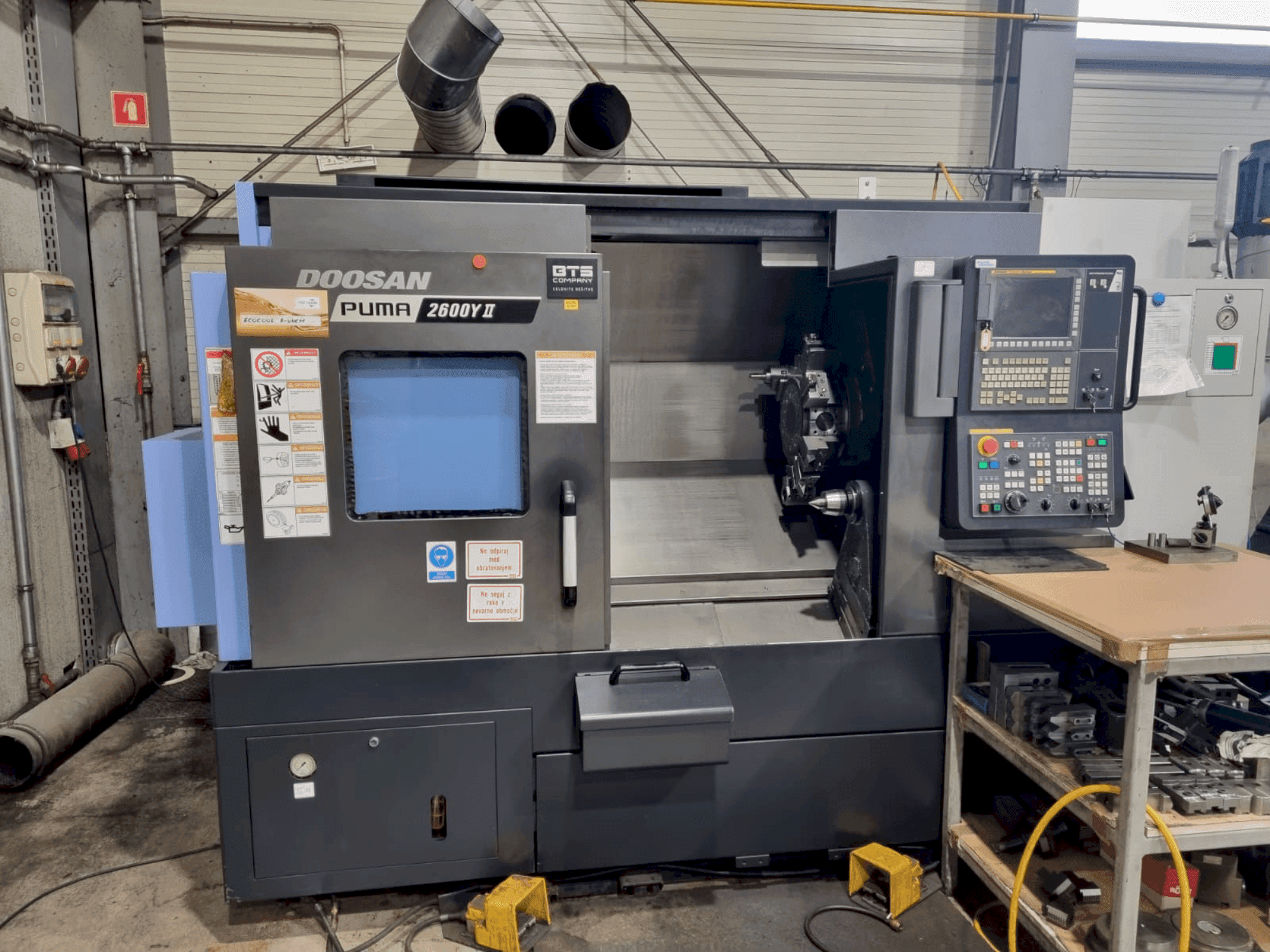 A DOOSAN Puma 2600Y II gép elölnézete