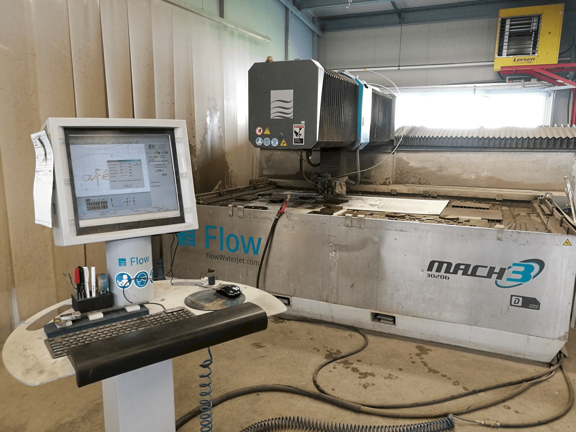 A Flow Mach3-3020b DWJ gép elölnézete