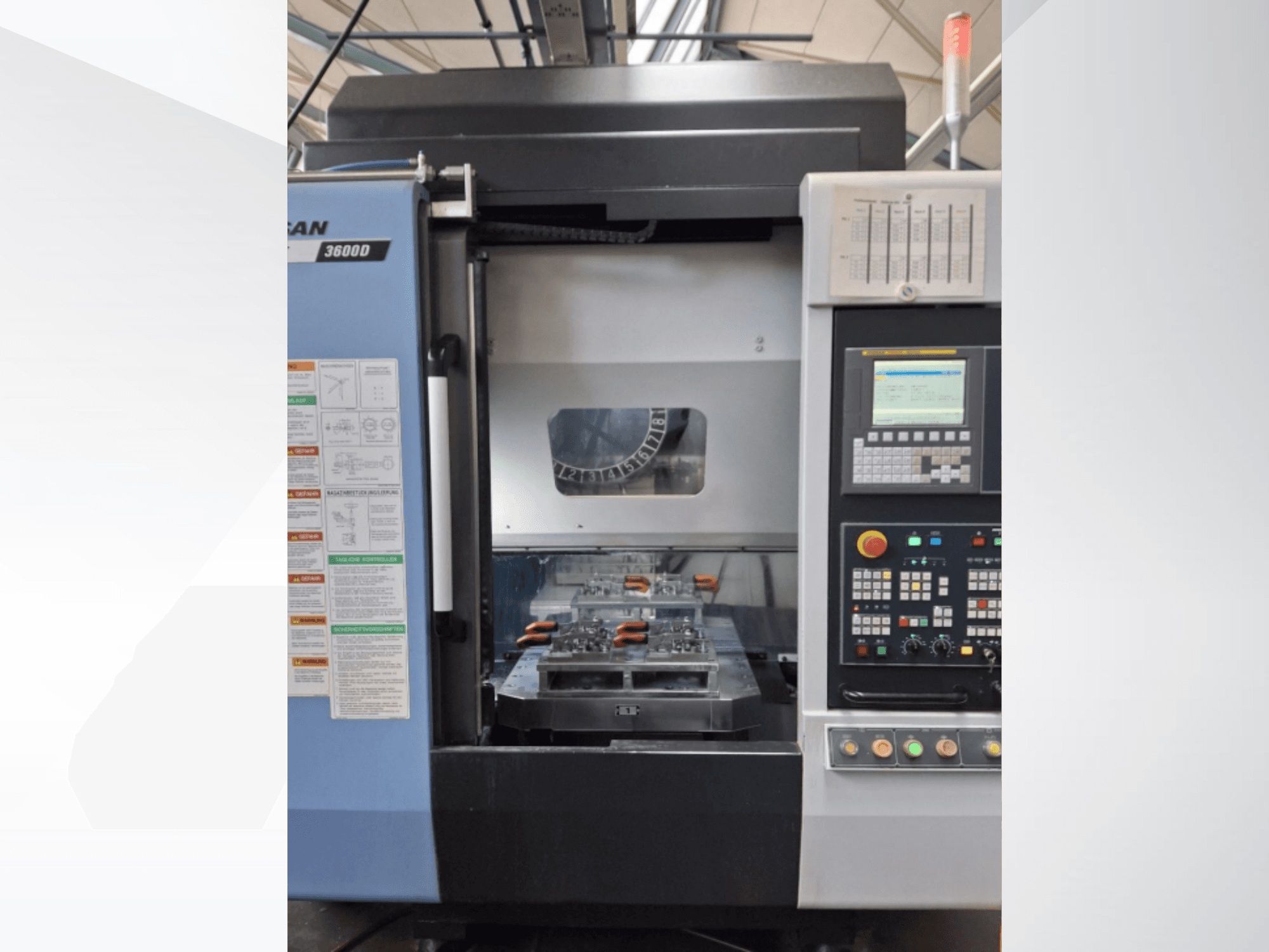 DOOSAN T 3600 D függőleges esztergagép elölnézetben, a vezérlőpanel és a szerszámokkal ellátott munkaterület bemutatása.