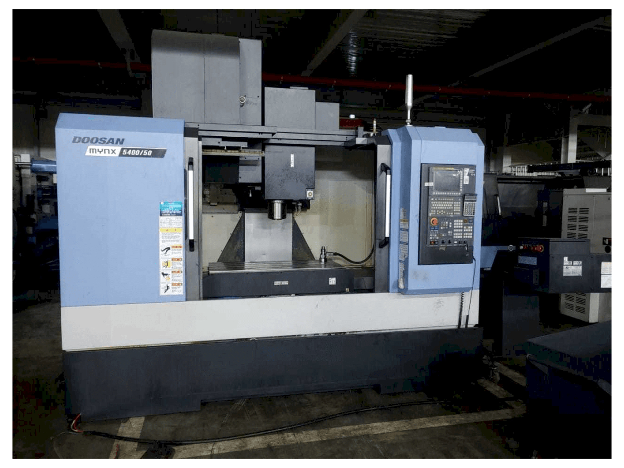 A Doosan MYNX 5400/50 gép elölnézete