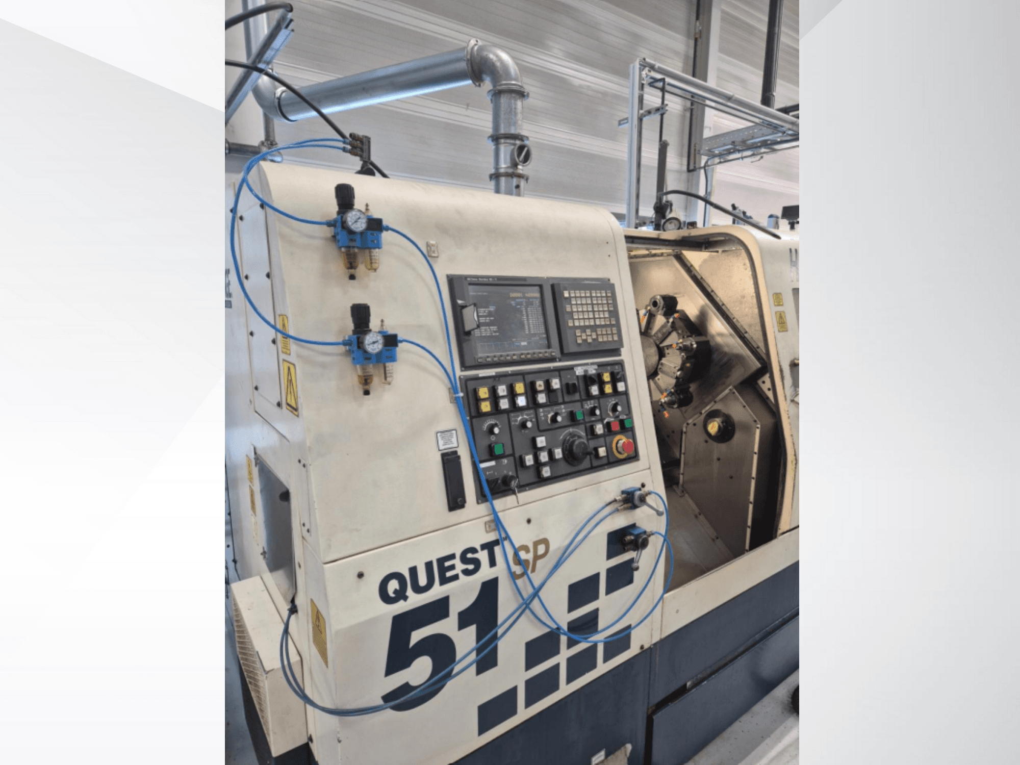 Questcp 51 CNC gép előlnézet, vezérlőpanel gombokkal és kijelzővel, pneumatikus vezérlés, ipari formatervezés.