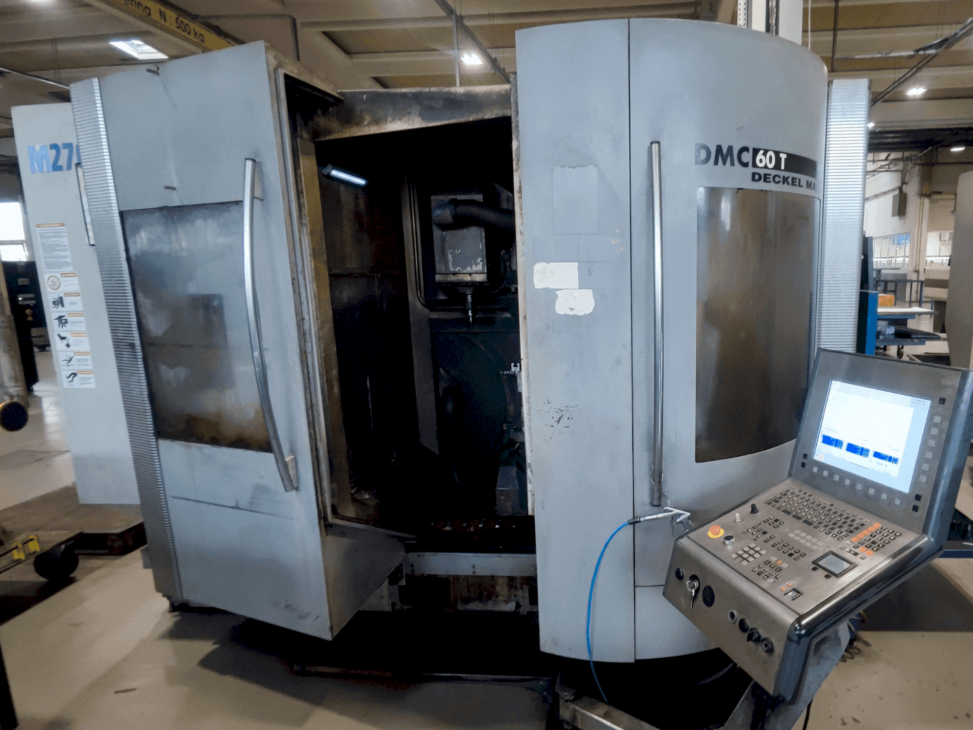 A DECKEL MAHO DMC 60T gép elölnézete