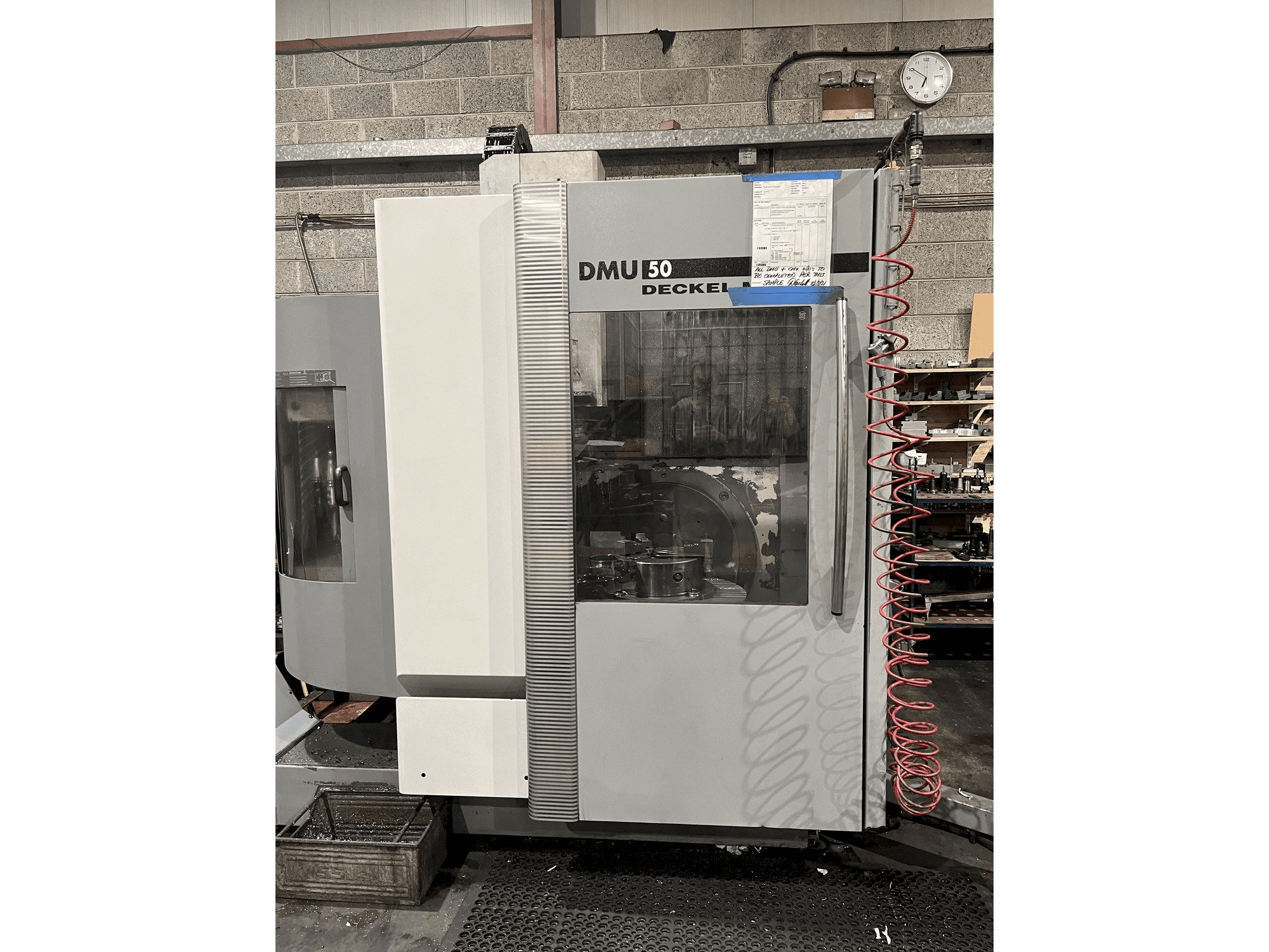 A DECKEL MAHO DMU 50 gép elölnézete