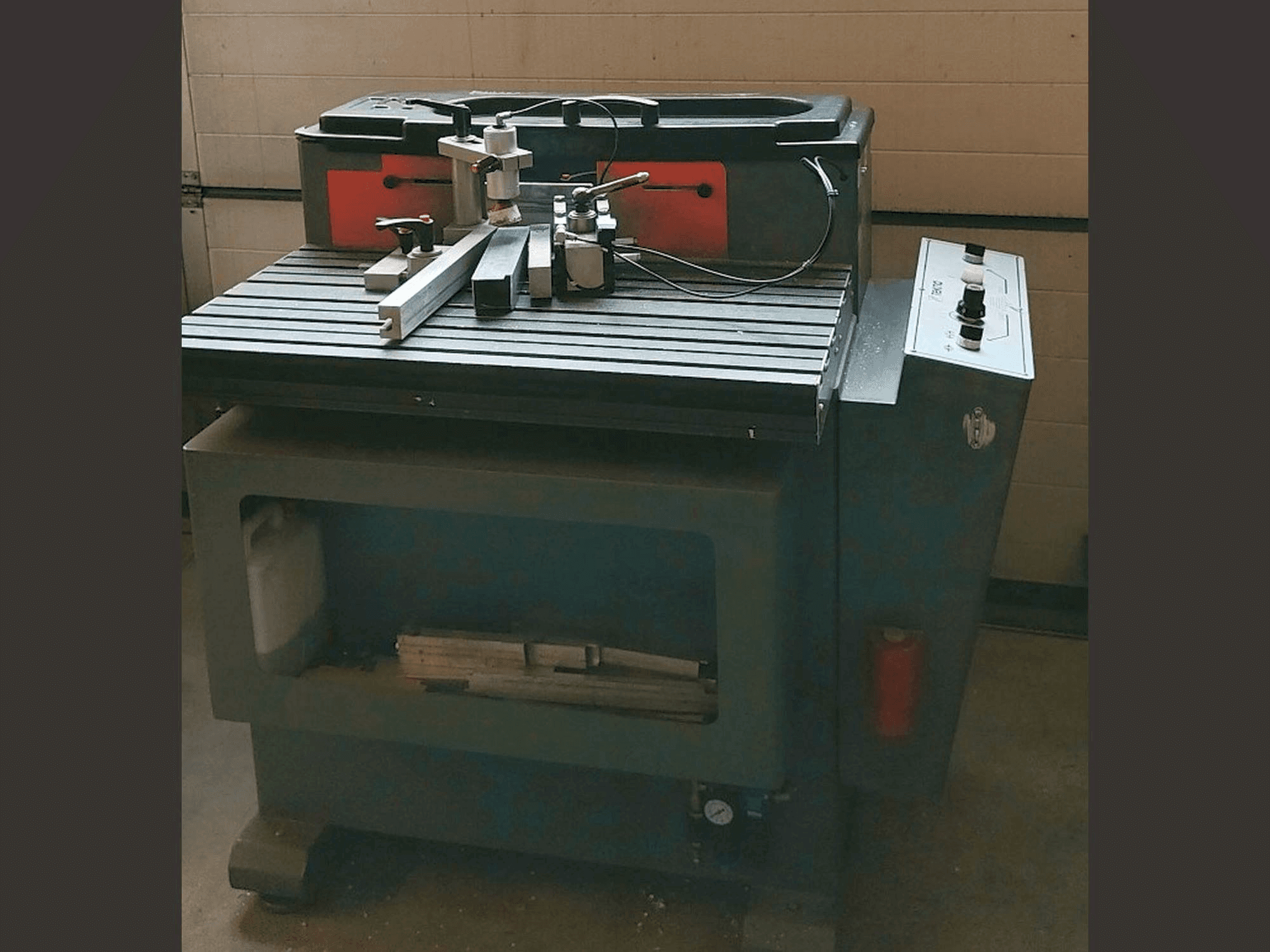 A Tekna TK661 gép oldalnézete