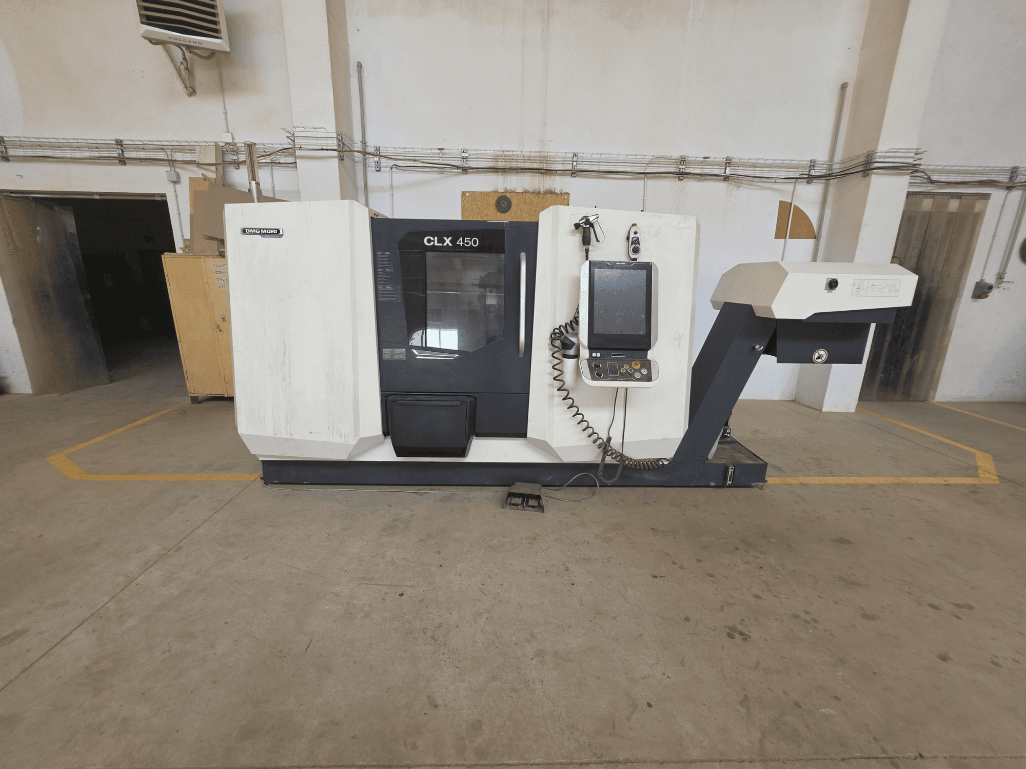 A DMG MORI CLX 450 V4 esztergagép vízszintes nézete, a vezérlőpanel, az orsó területe és a tiszta ipari környezet.
