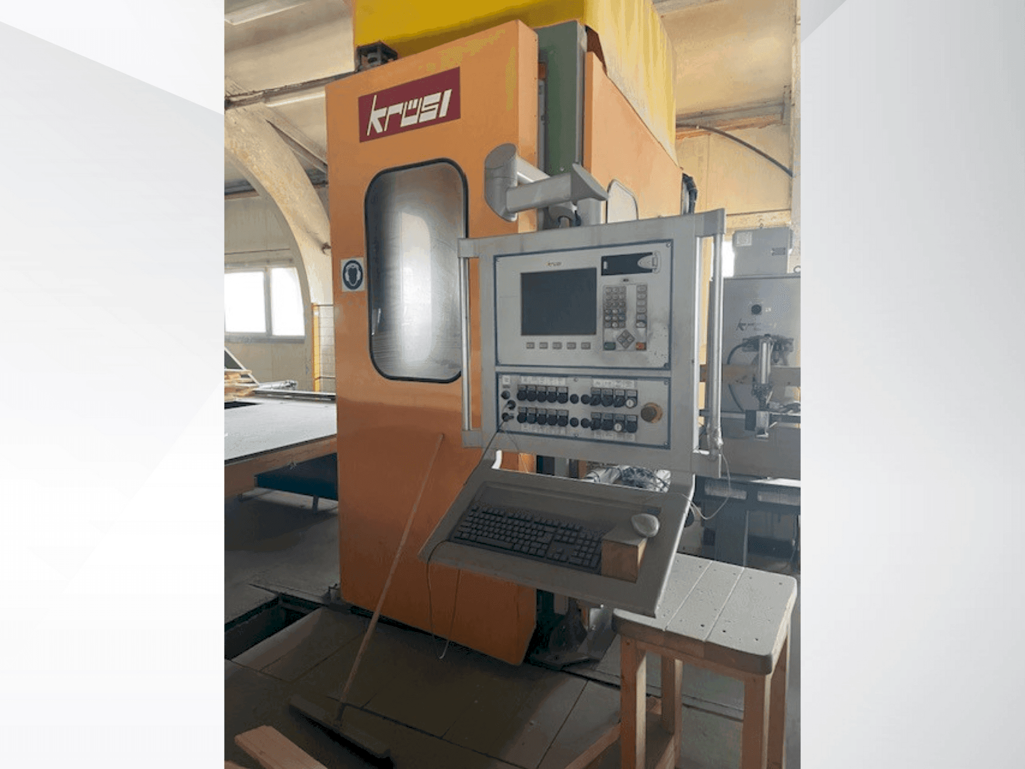 A KRÜSI KM-95 G1 gép elölnézete
