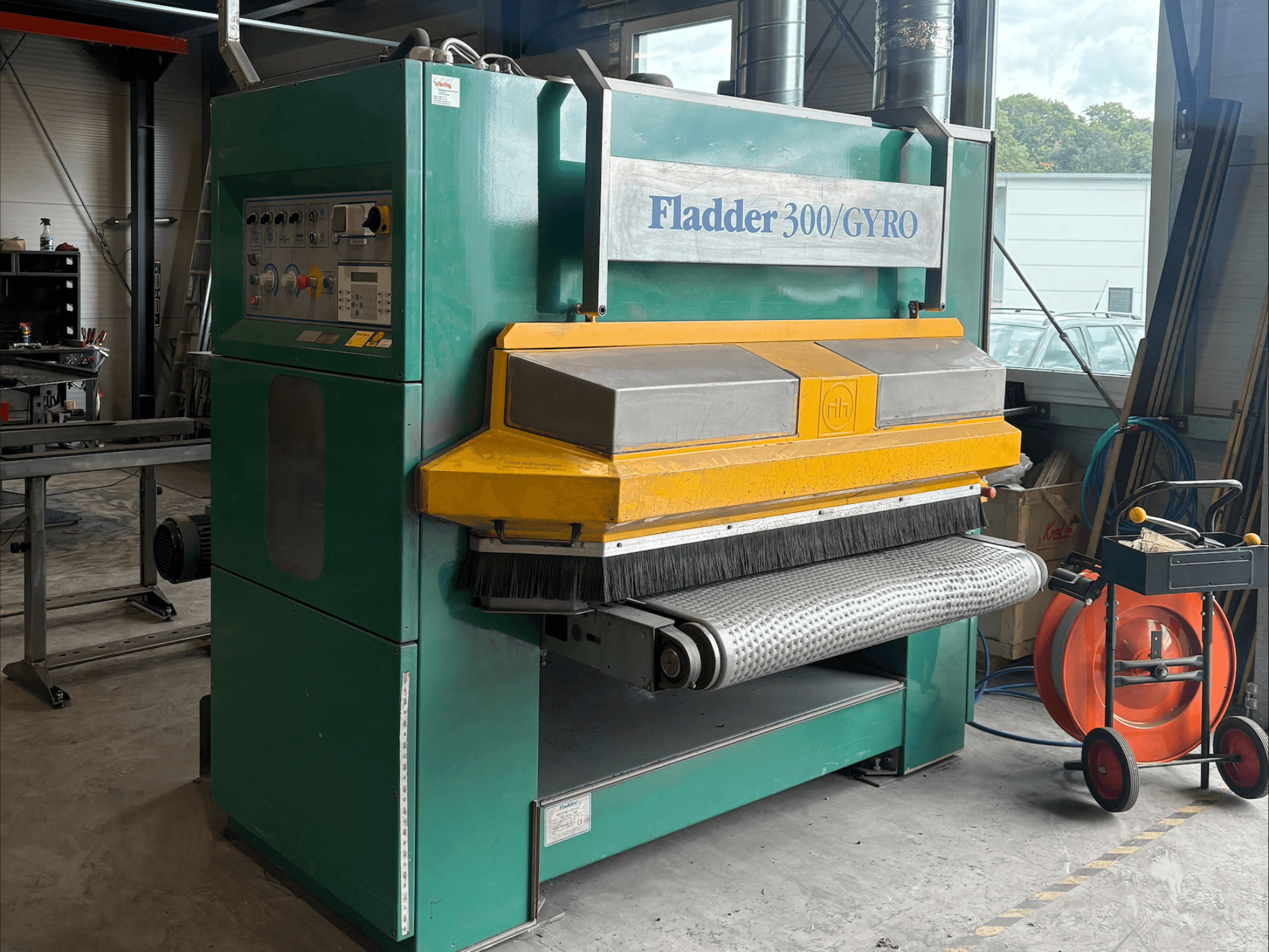 Fladder 300/GYRO ipari csiszológép zöld és sárga színben, elölnézetben, vezérlőpanel és csiszolódob.