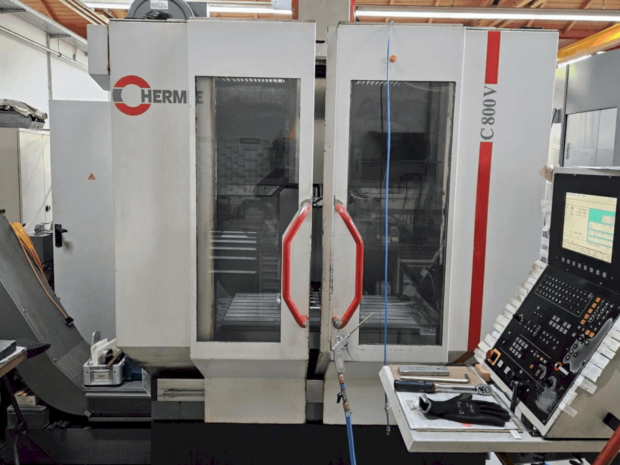 A HERMLE C 800 V gép elölnézete