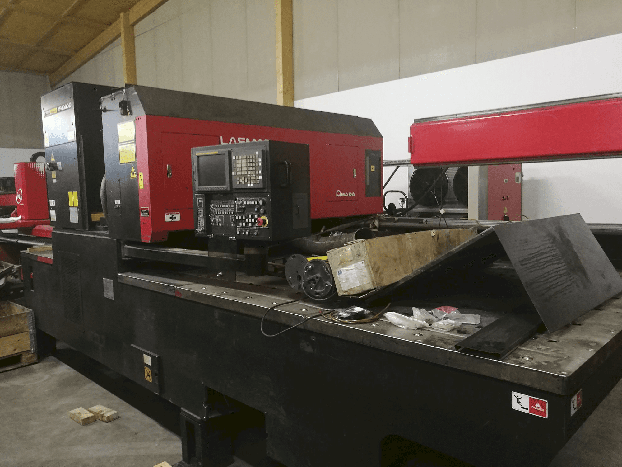 A AMADA LC 2415 α3 gép jobb nézete