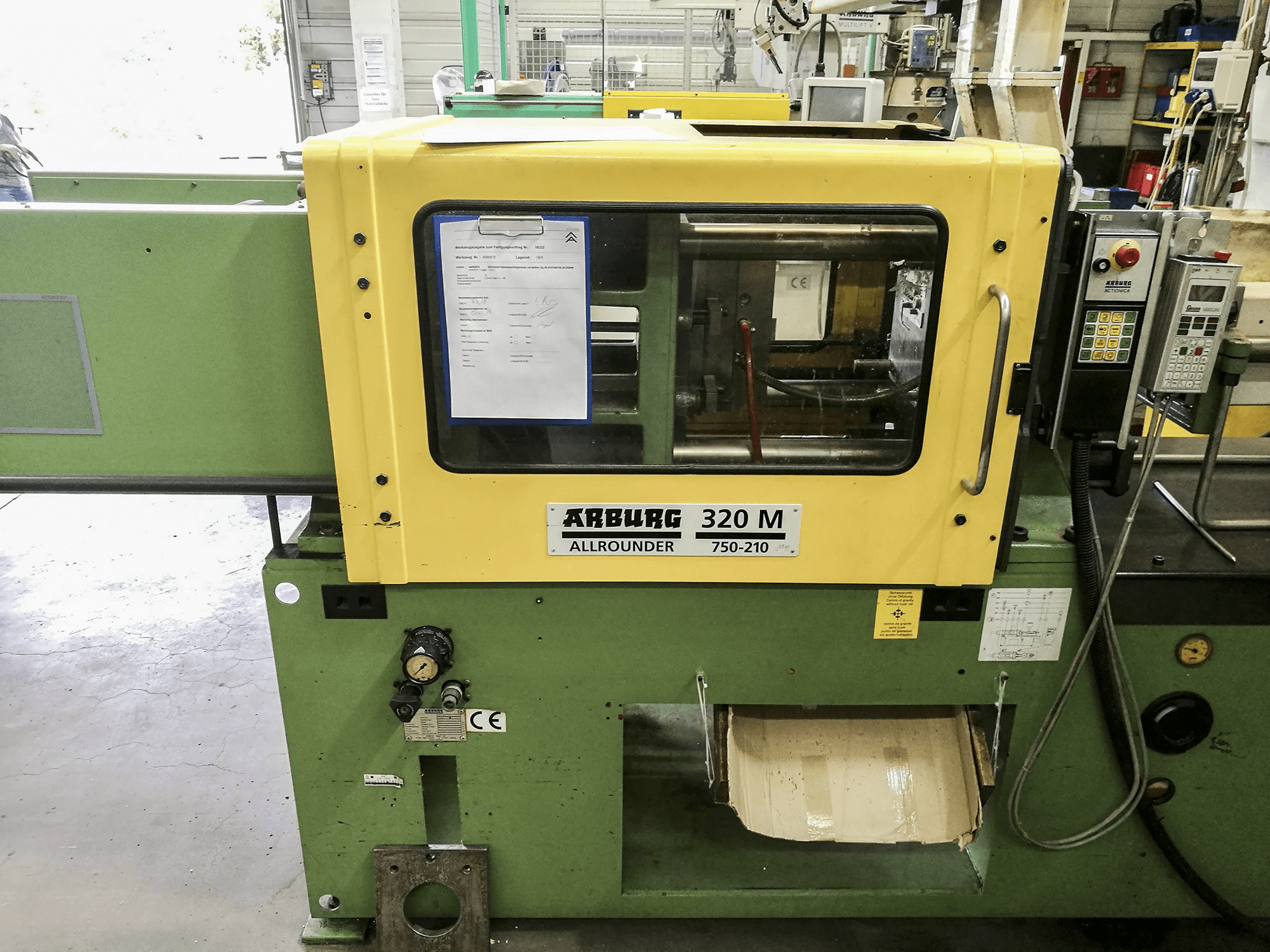 A Arburg 320M 750-210 gép elölnézete