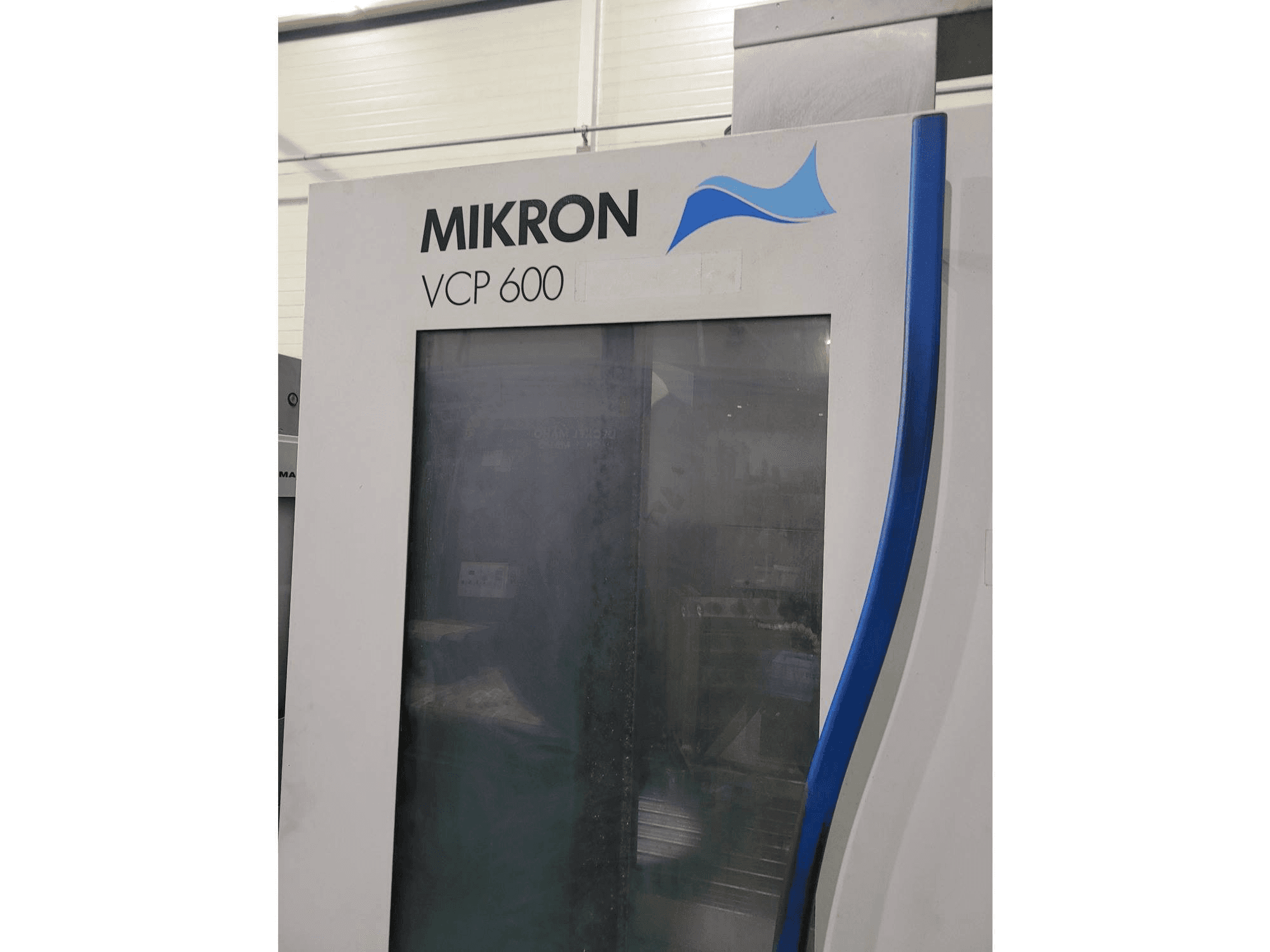 A MIKRON VCP 600 gép elölnézete