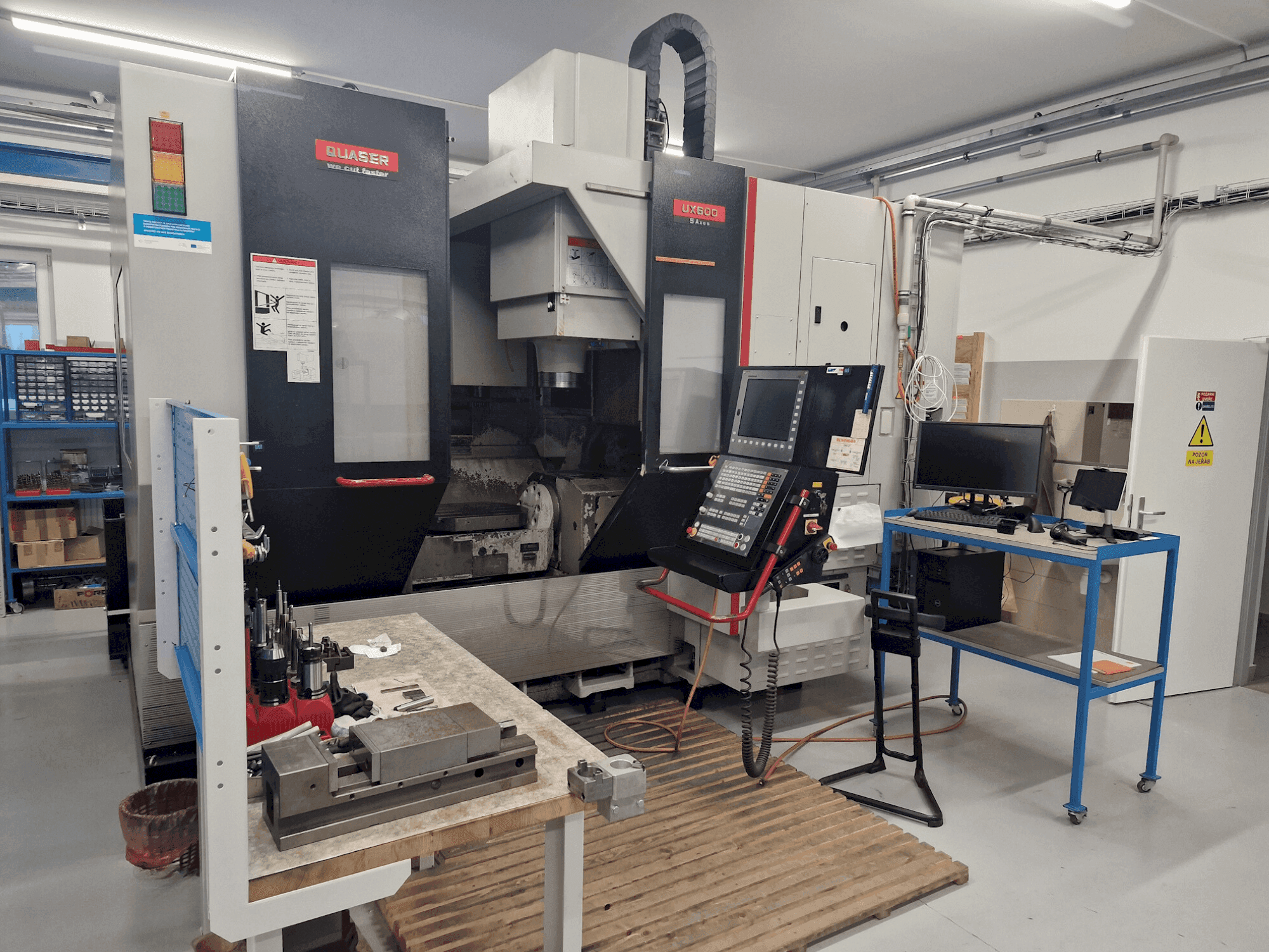 A Quaser UX600/15C gép elölnézete