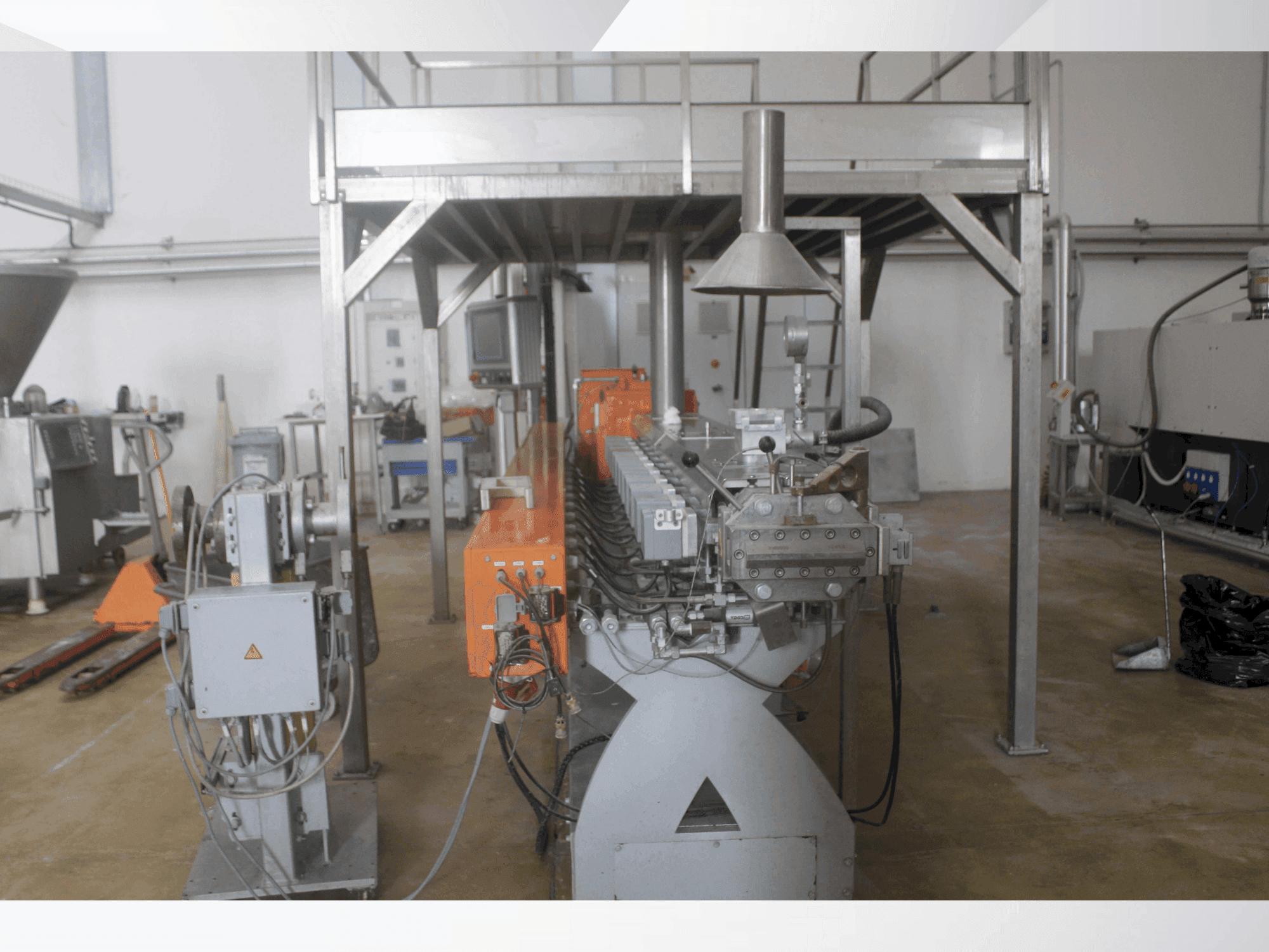 A Leistritz ZSE60MAXX-48D gép elölnézete