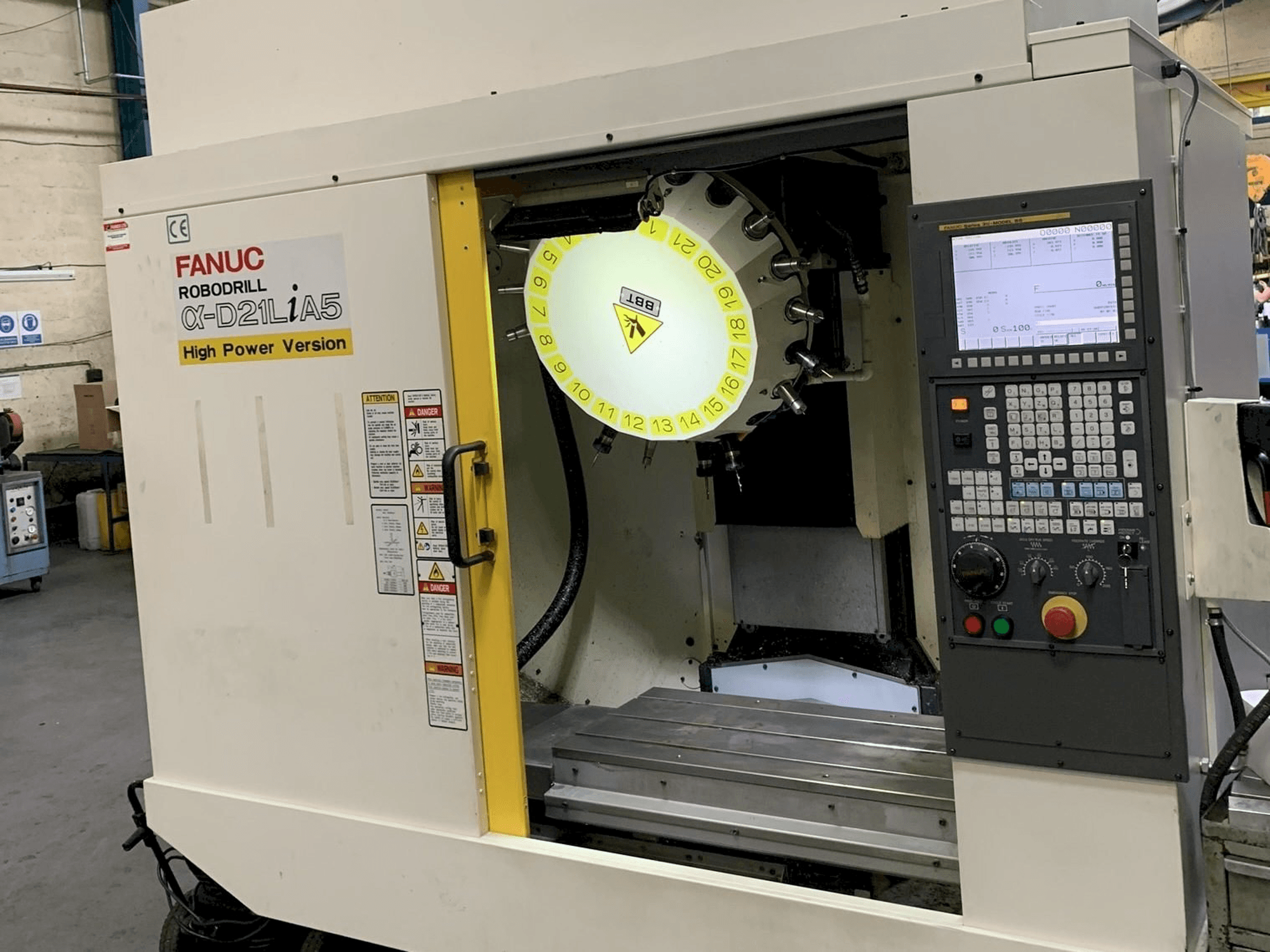 A FANUC Robodrill Alpha D21LiA5 gép elölnézete