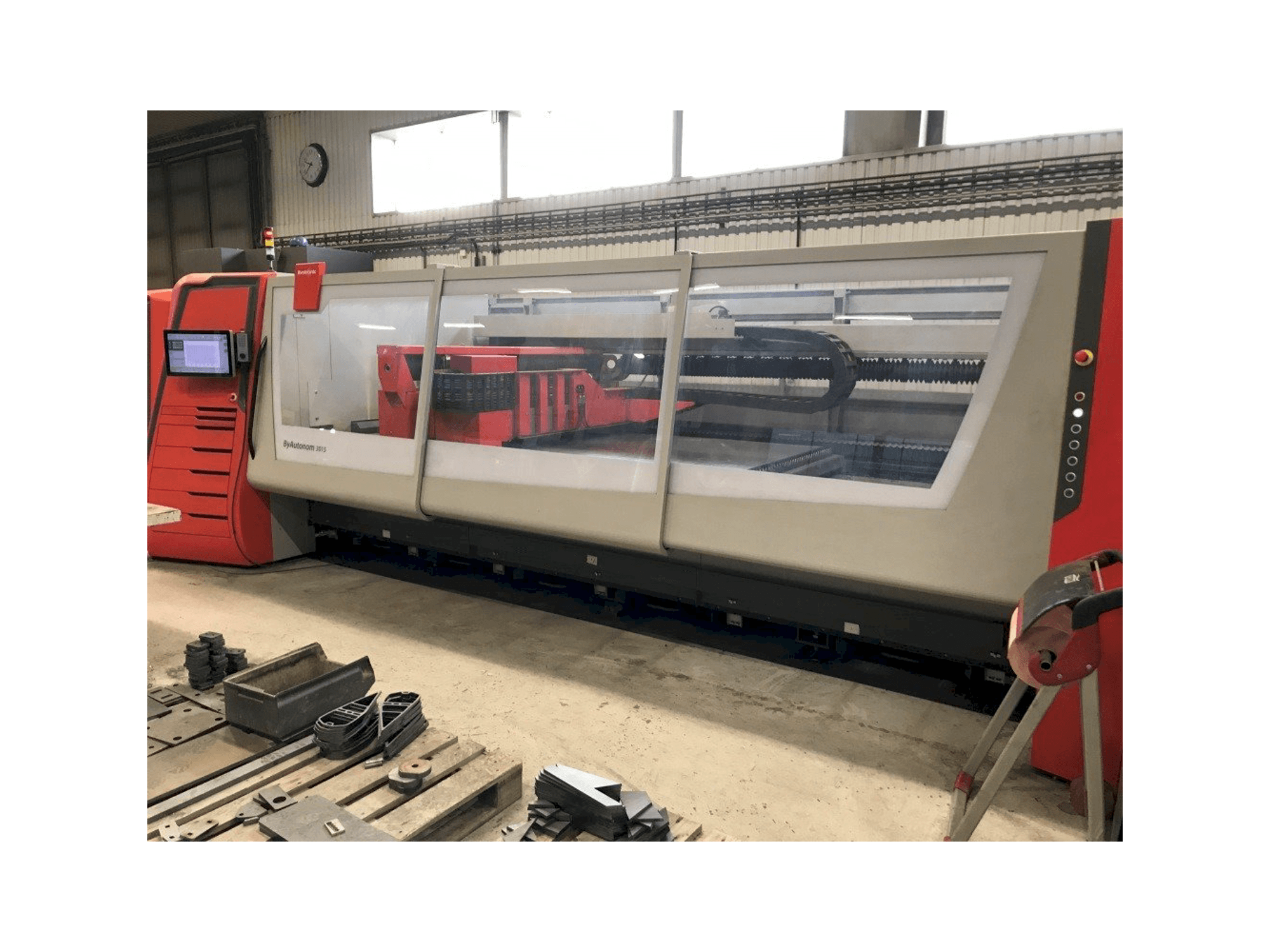 A Bystronic ByAutonom 3015 gép jobb oldali nézete