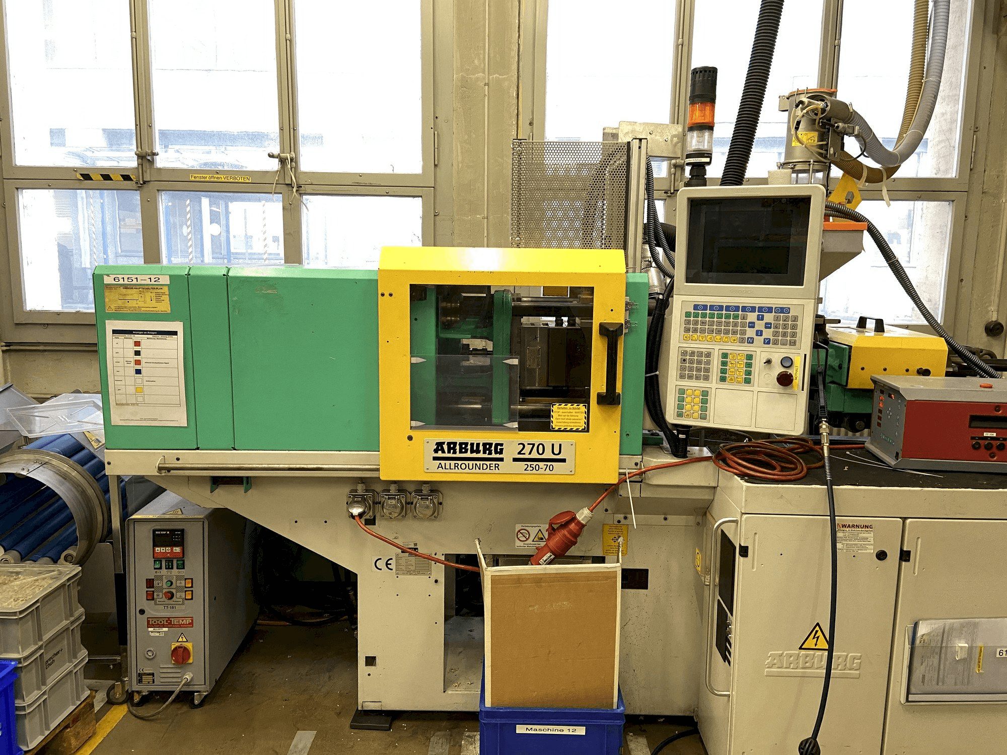 A Arburg 270 U 250-70 gép elölnézete