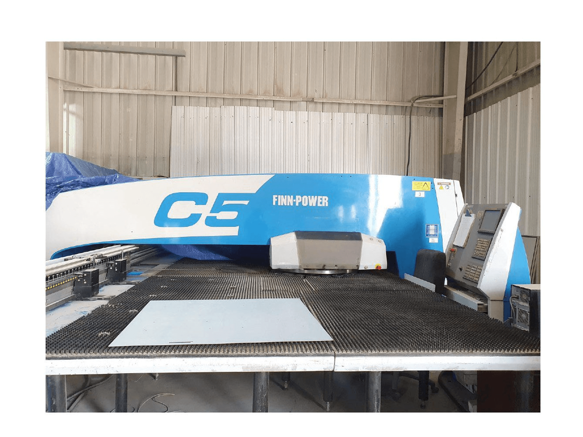 A Finn-Power C5 gép elölnézete