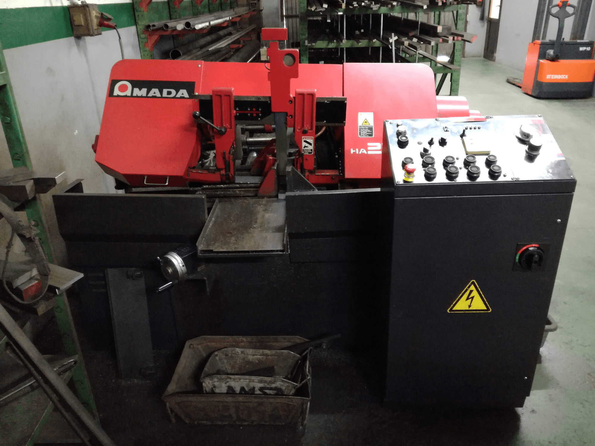 A AMADA HA-250W gép elölnézete