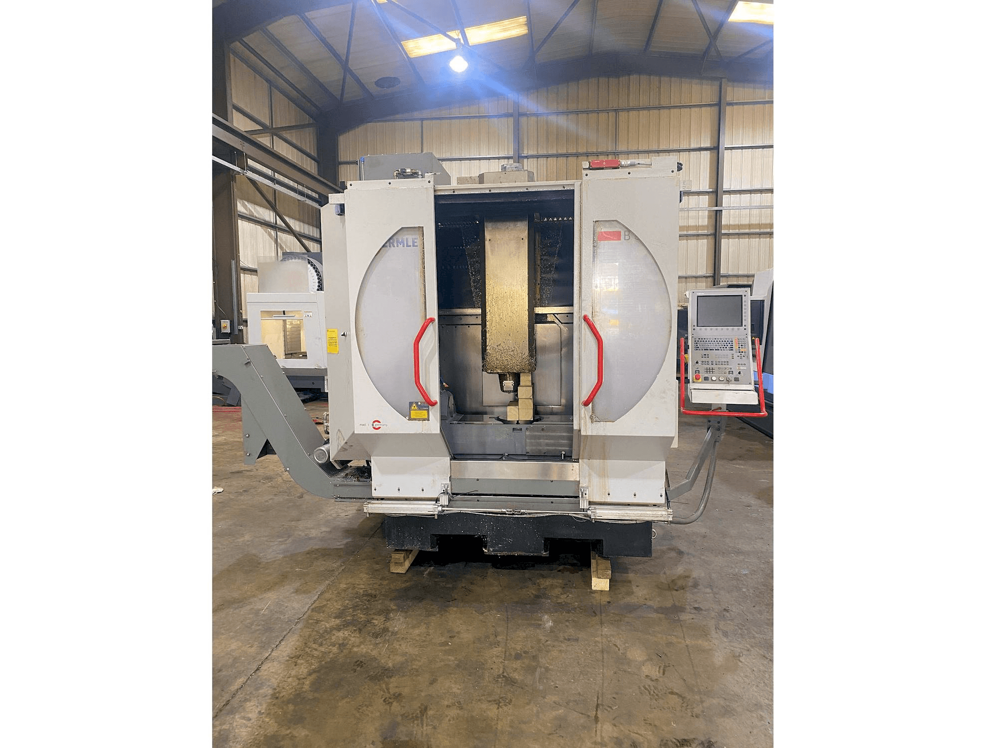 A HERMLE B 300 U gép elölnézete