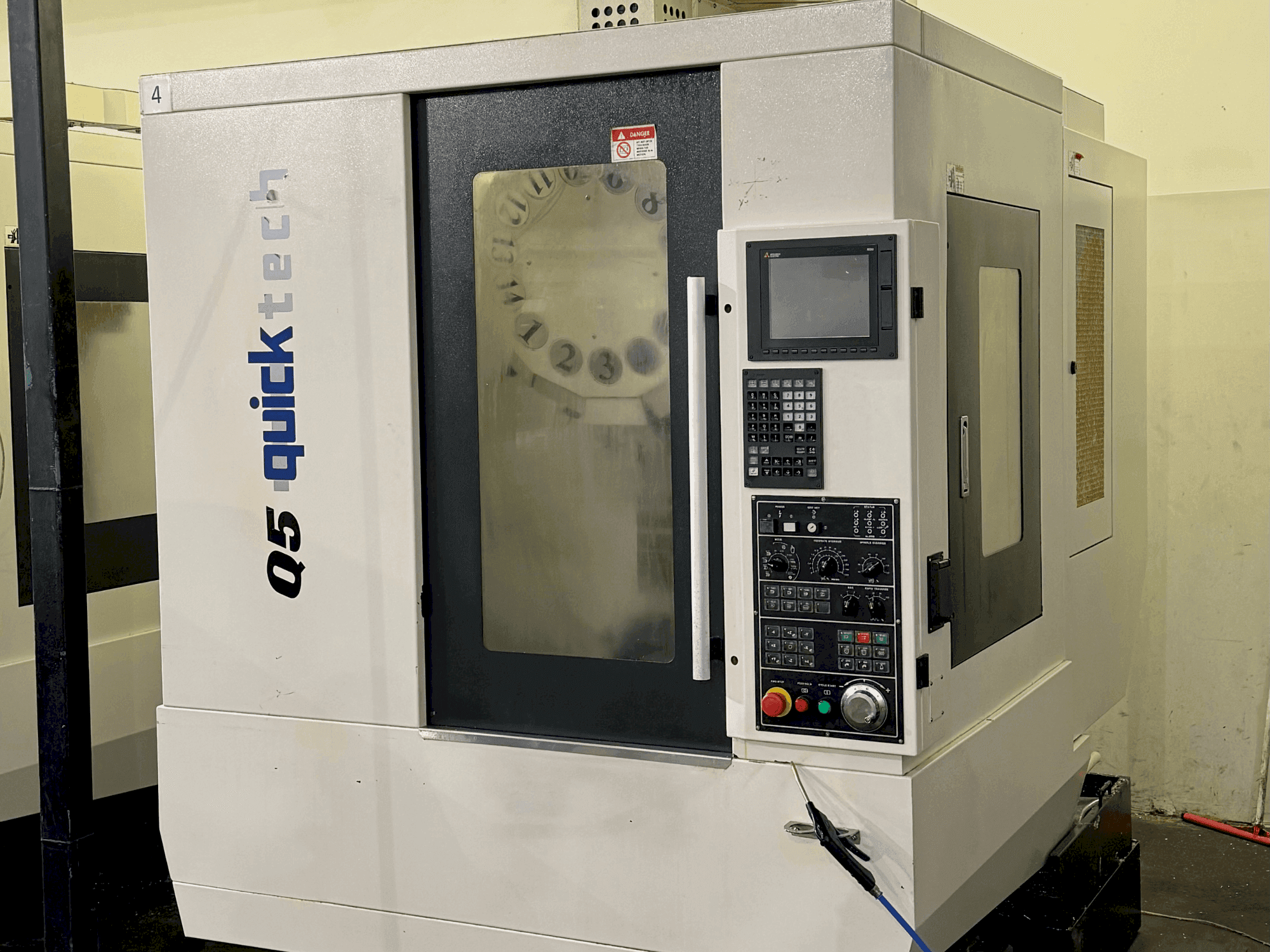 A Quick-Tech Q5 gép elölnézete