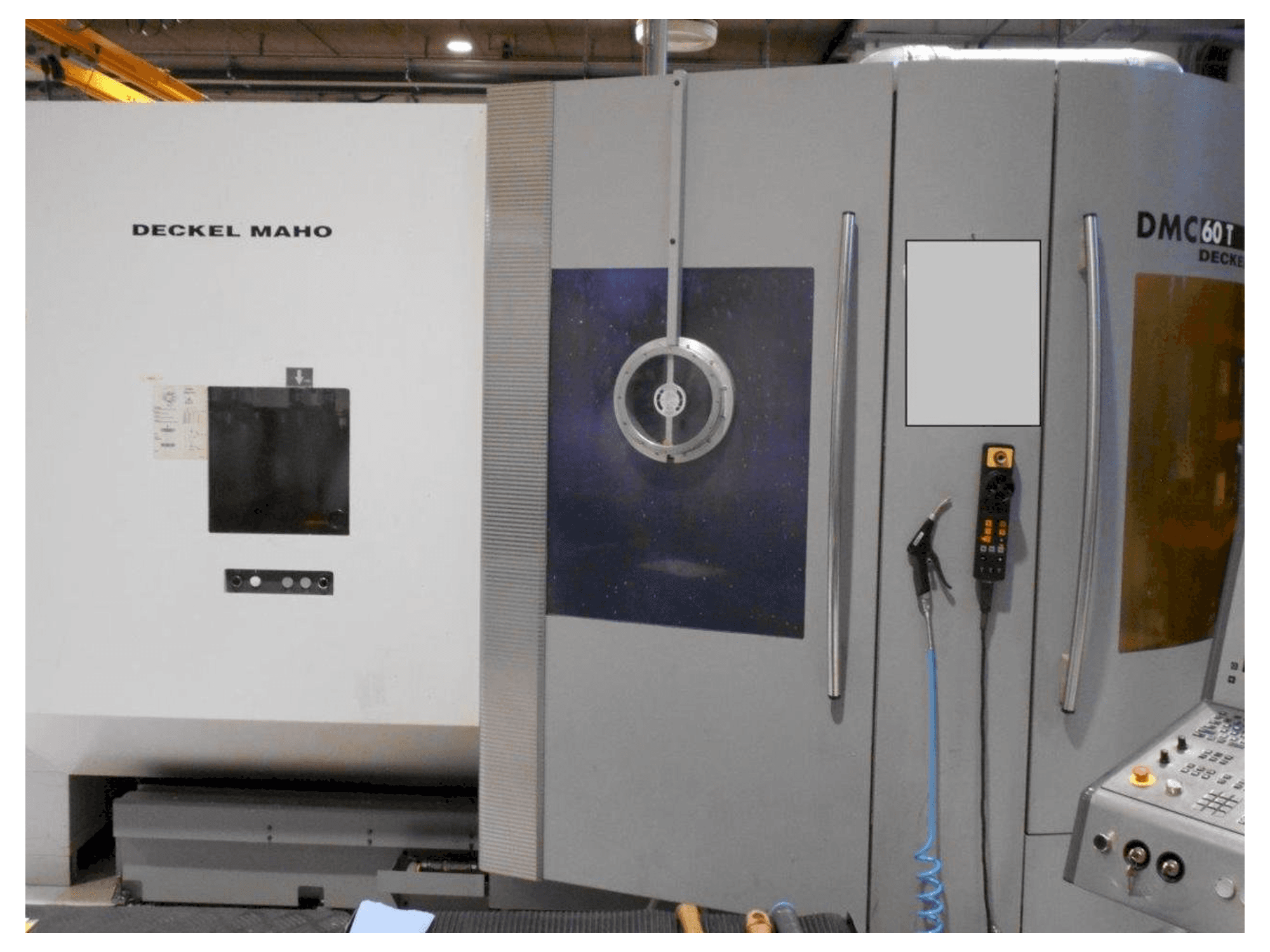 A DECKEL MAHO DMC 60T gép elölnézete