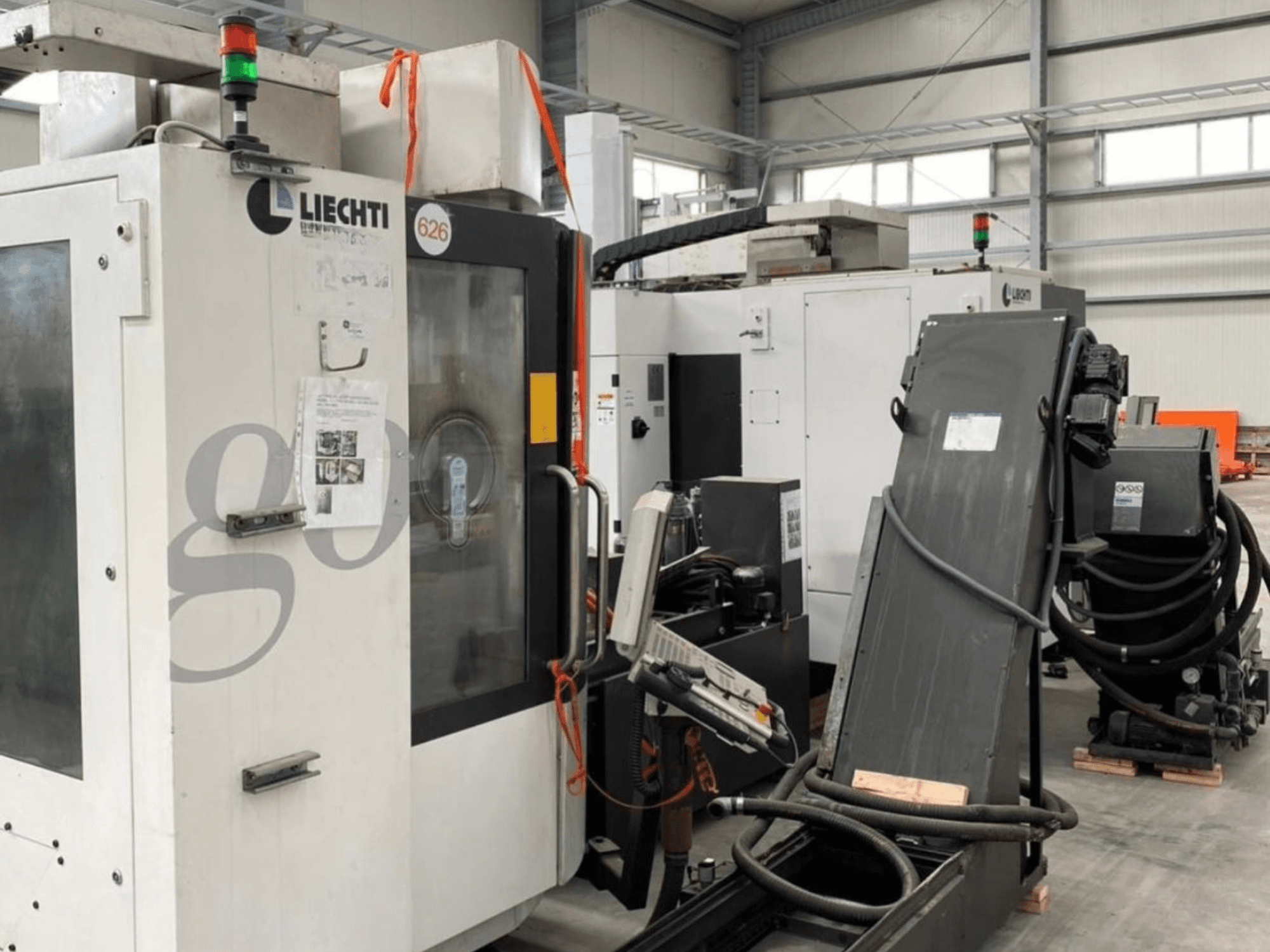 Liechti go-Mill 350 függőleges megmunkálóközpont, elölnézet, vezérlőpanel és ferde alkatrésztartó.