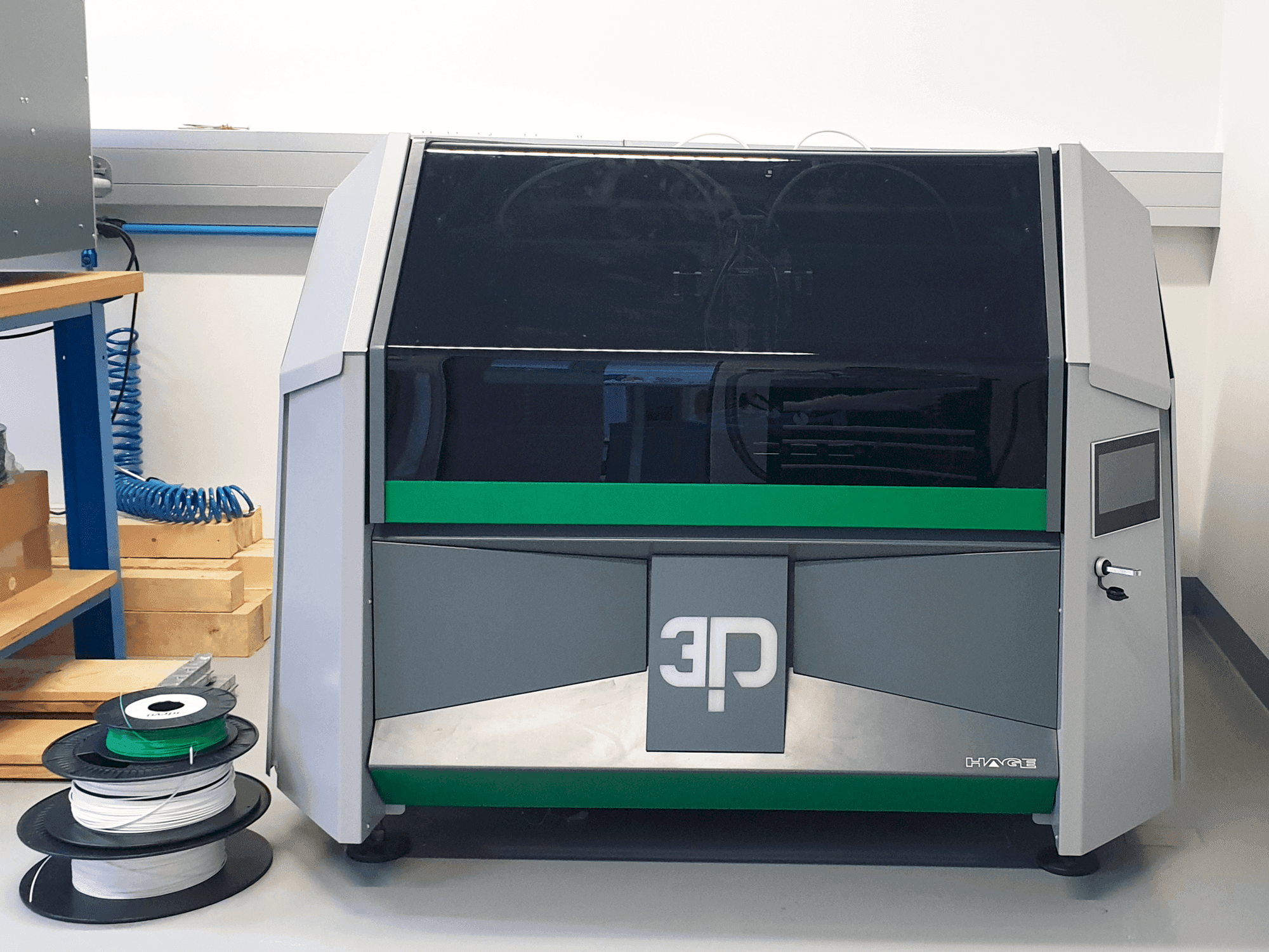 A HAGE 3D 140 L-B gép elölnézete