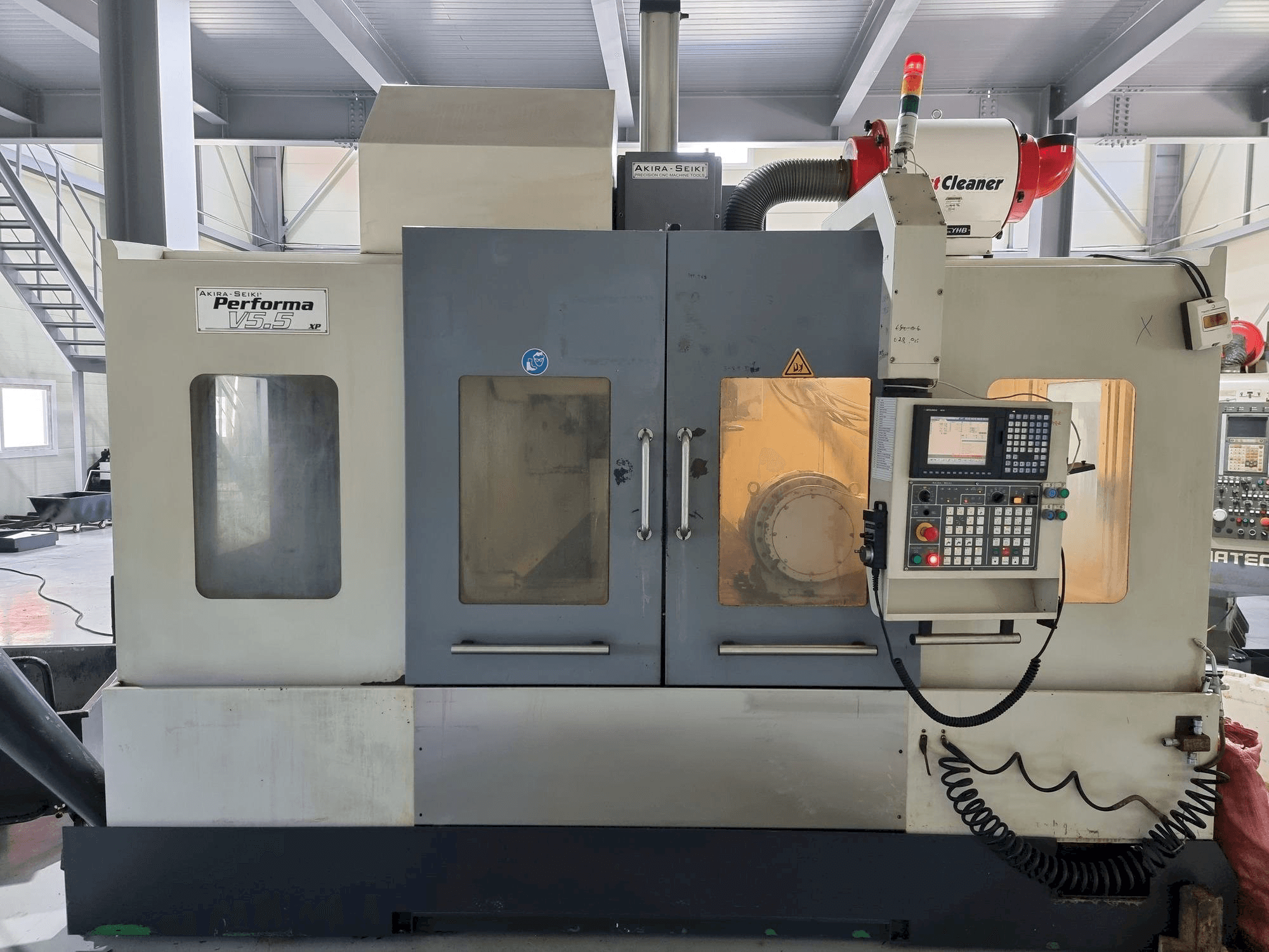 A Akira Seiki V5.5 gép elölnézete