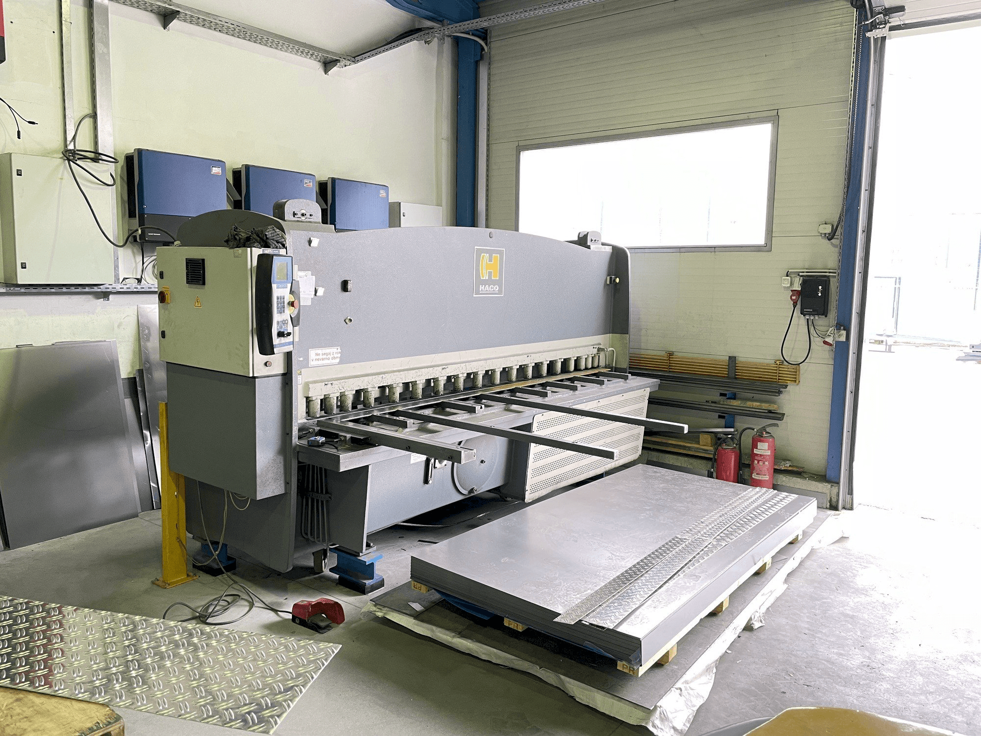 A HACO HSLX 3006 gép elölnézete