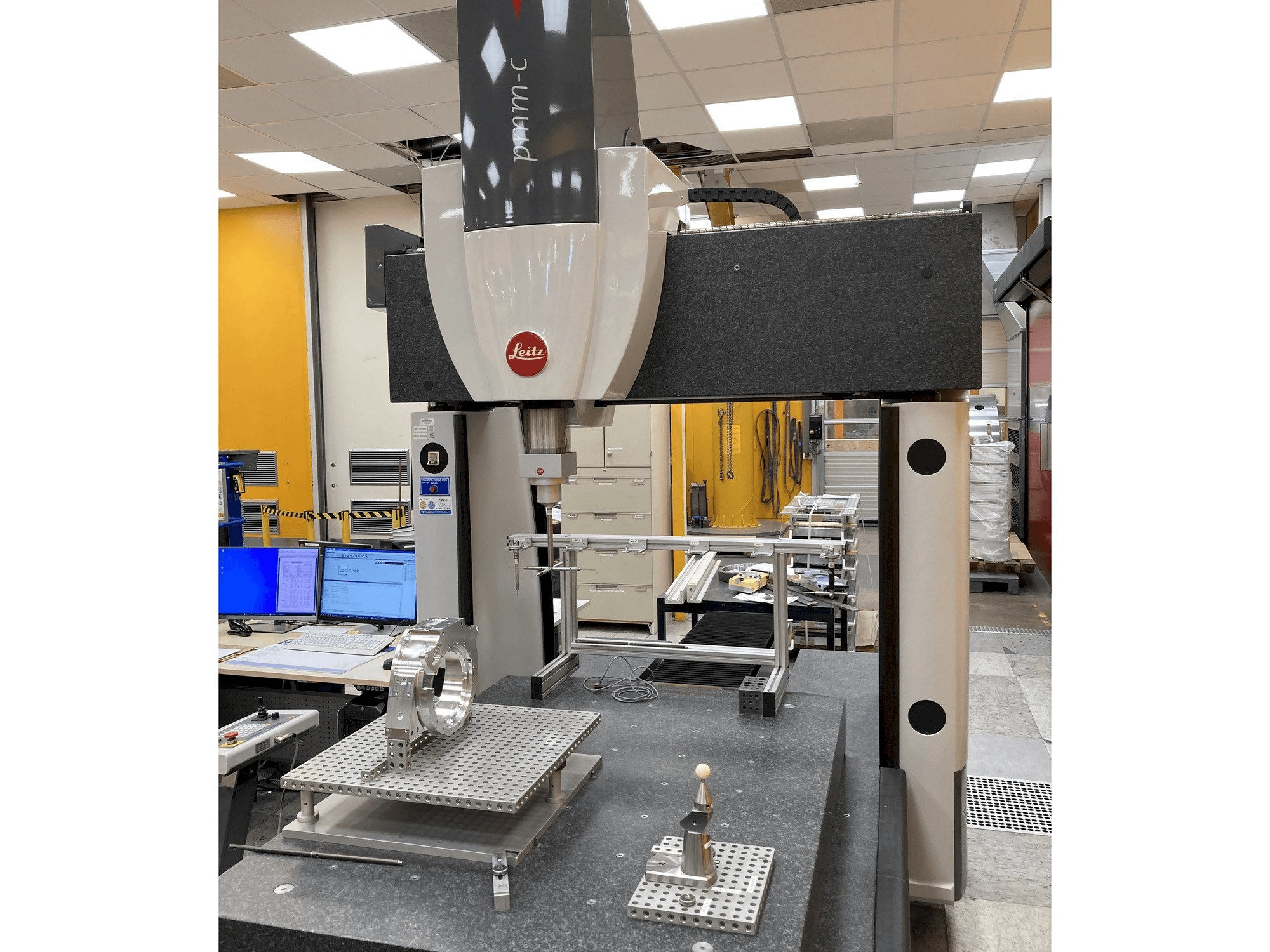 A Hexagon Leitz PMM-C gép elölnézete