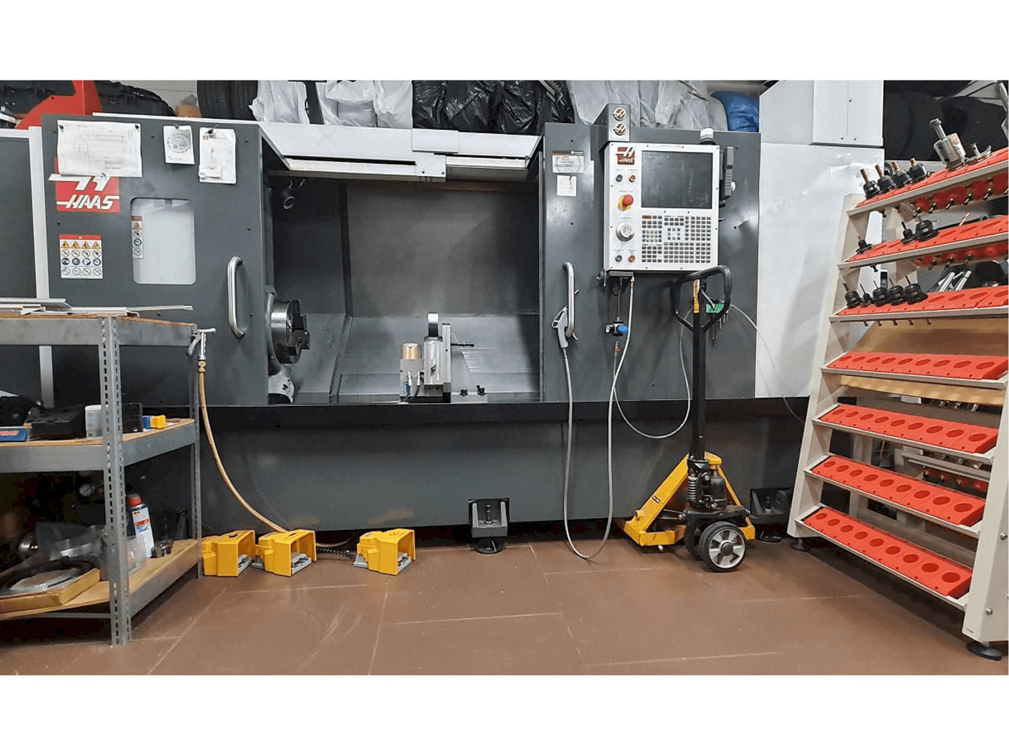 A HAAS ST-30L gép elölnézete