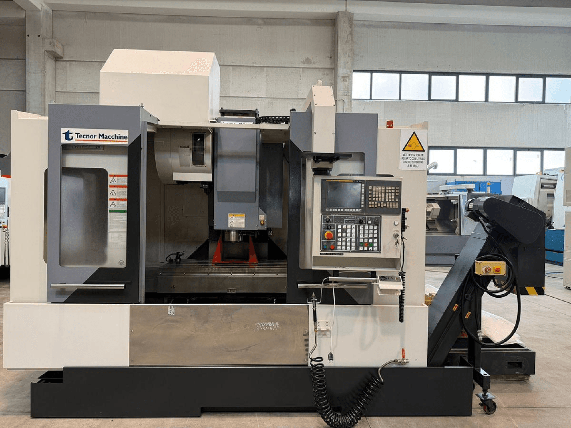 Tecnor Machine CNC marógép, előlnézet, vezérlőpanel gombokkal, figyelmeztető feliratokkal és szerszámtartóval.