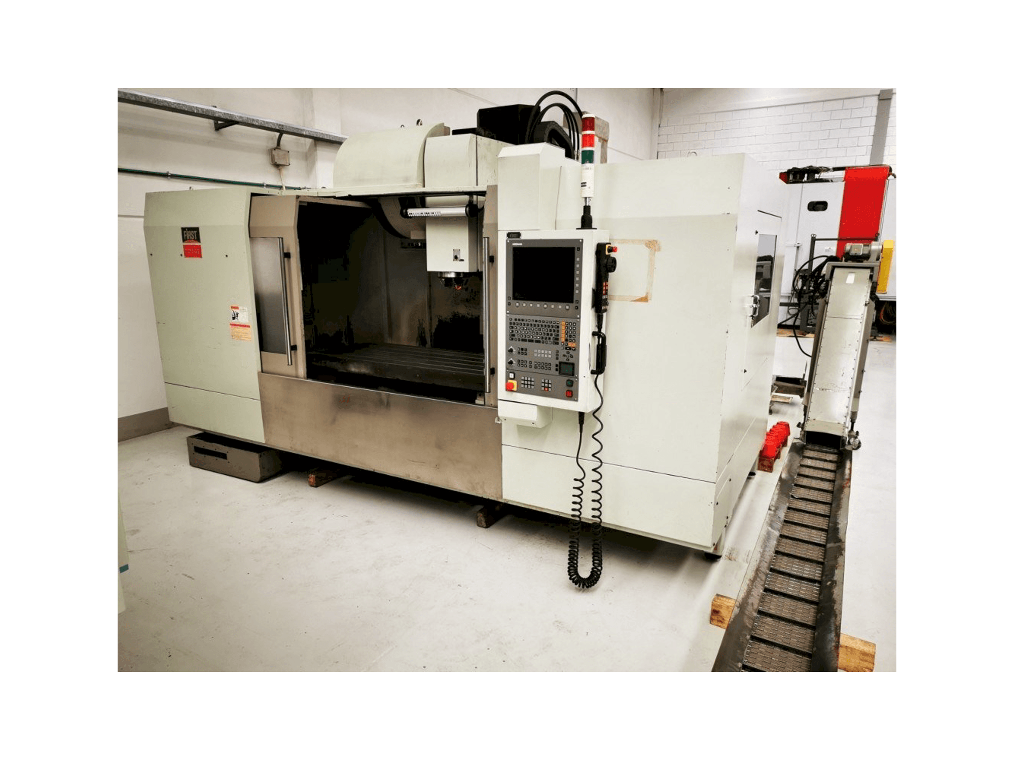 A FIRST MCV 1500 gép elölnézete