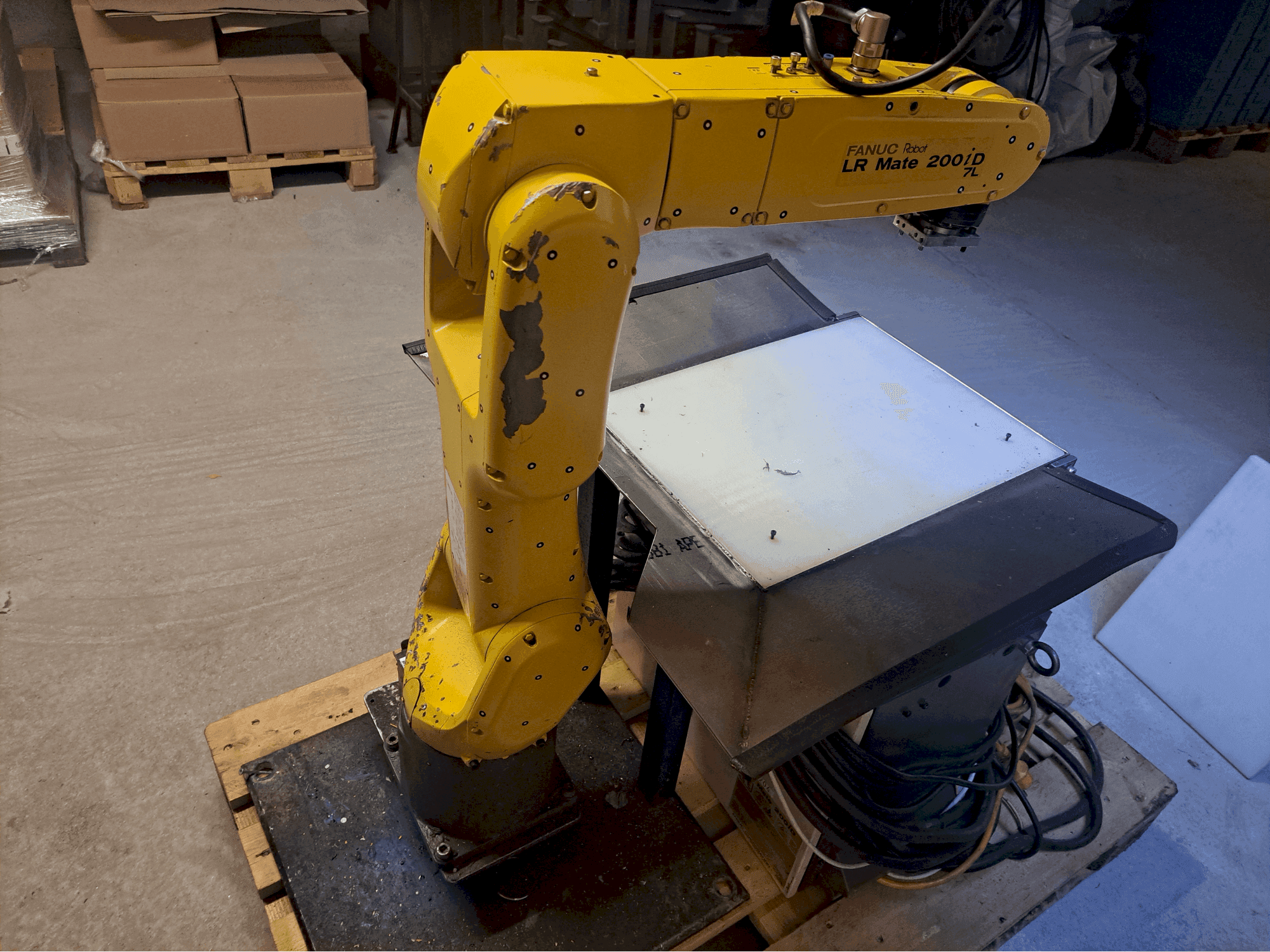 A FANUC LR Mate 200iD/7L gép elölnézete