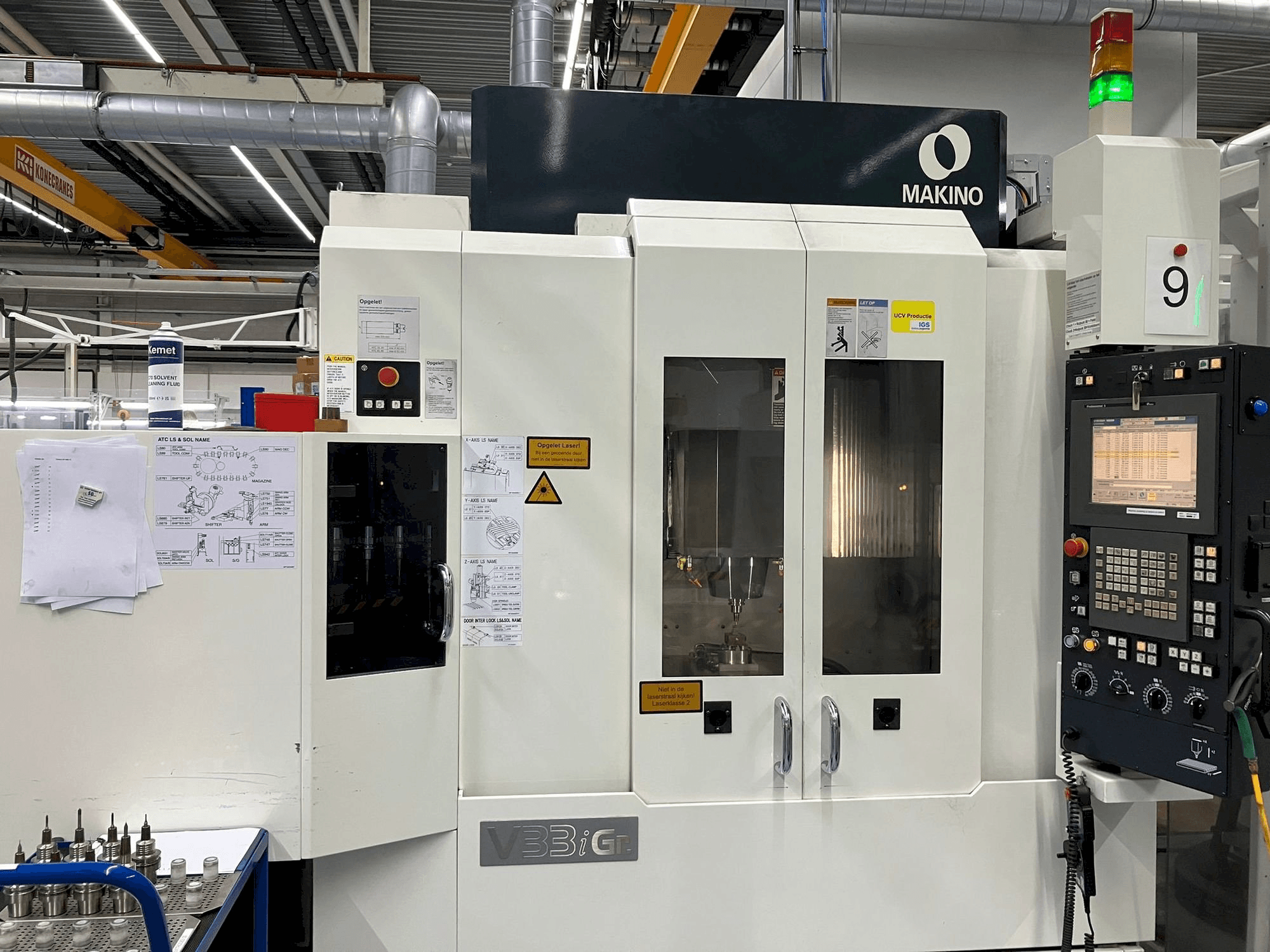 A Makino V33i Graphite gép elölnézete
