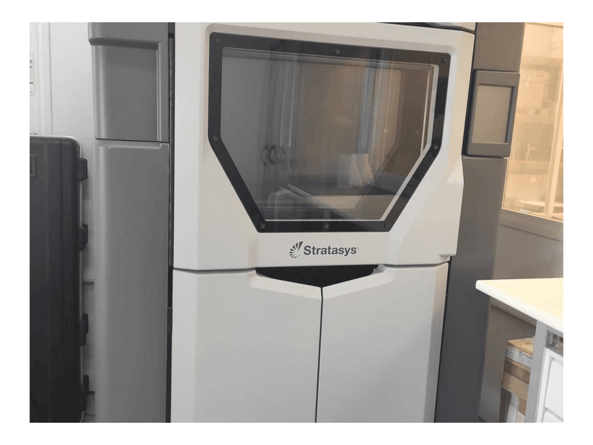 A Stratasys Fortus 450MC gép elölnézete