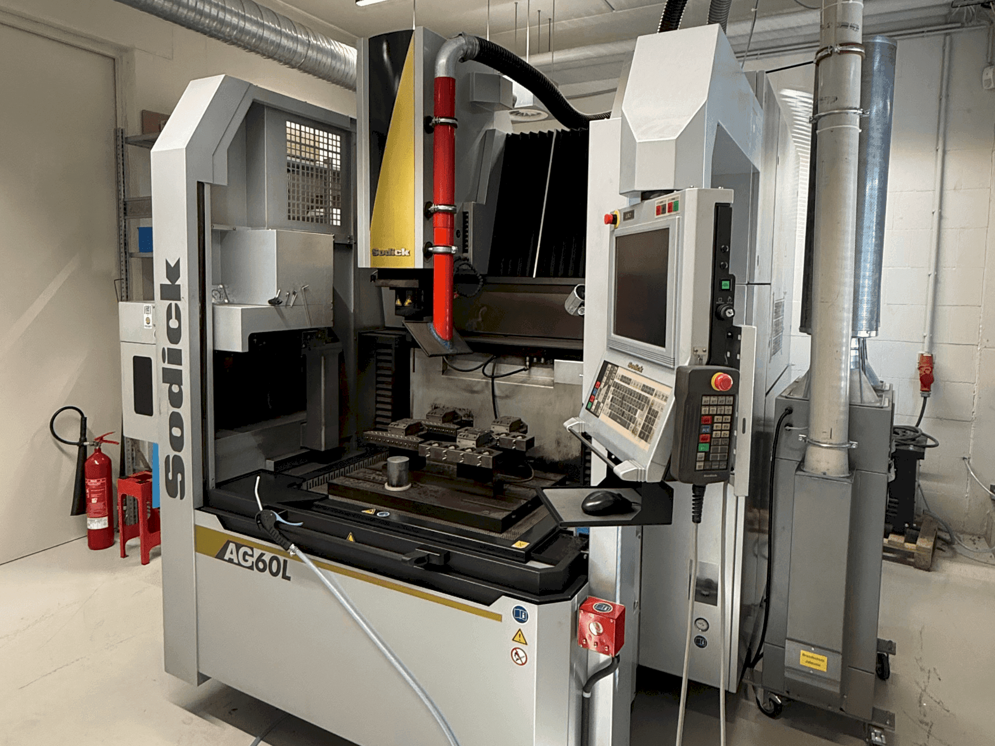 A Sodick AG60L gép elölnézete