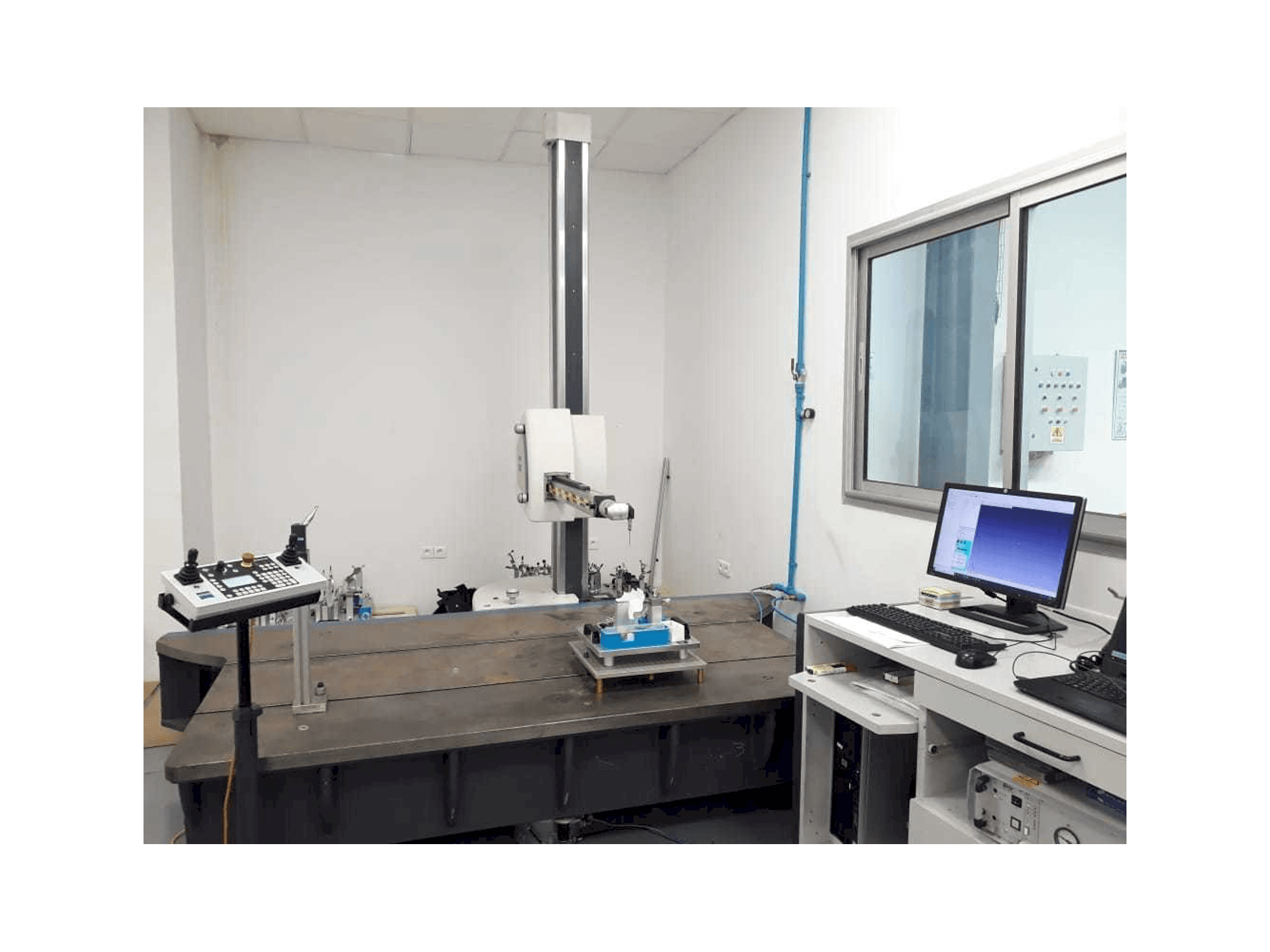 A ZEISS Carmet CNC gép elölnézete