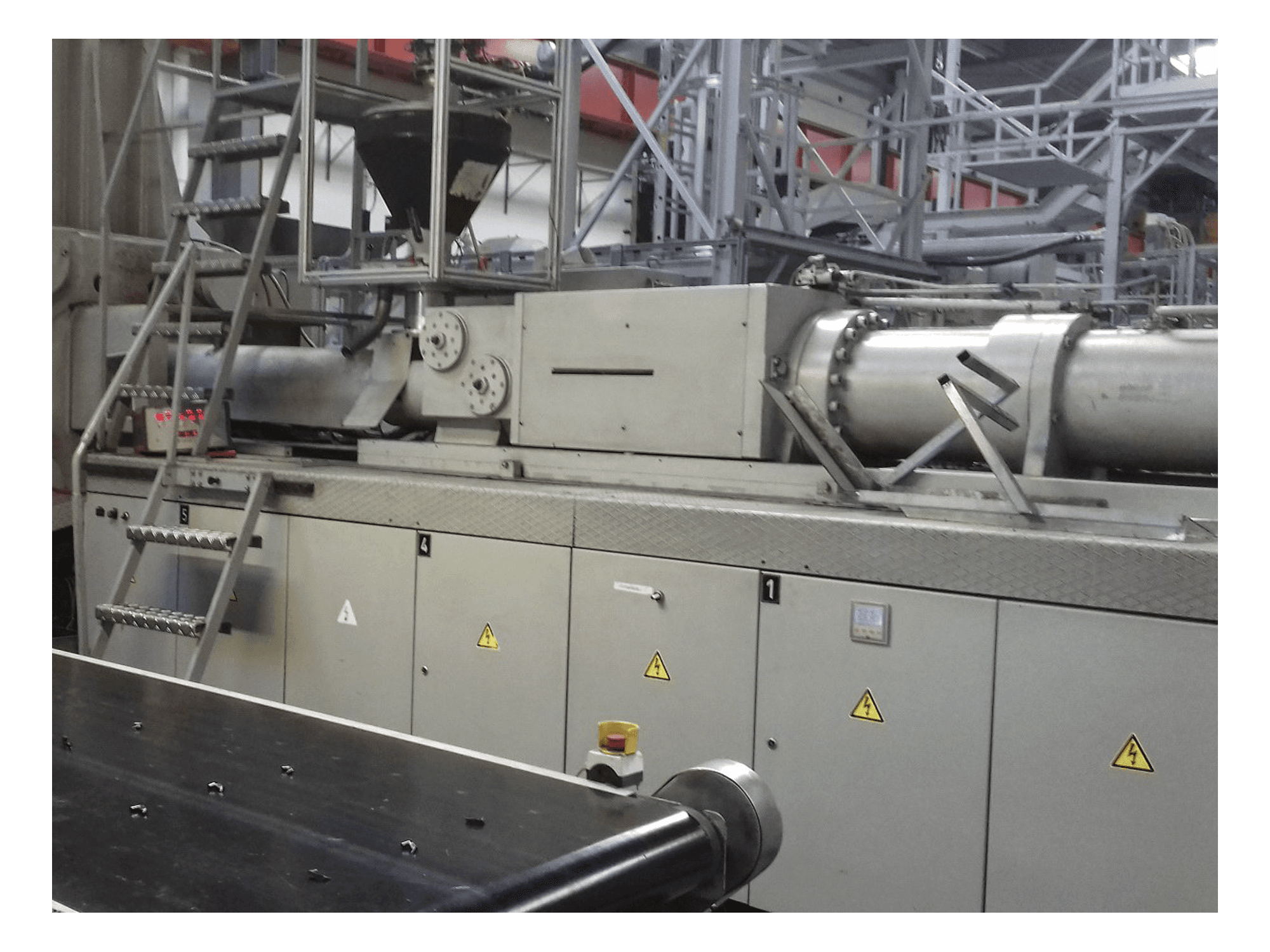 A Krauss Maffei 650-4350 BM gép jobb oldali nézete