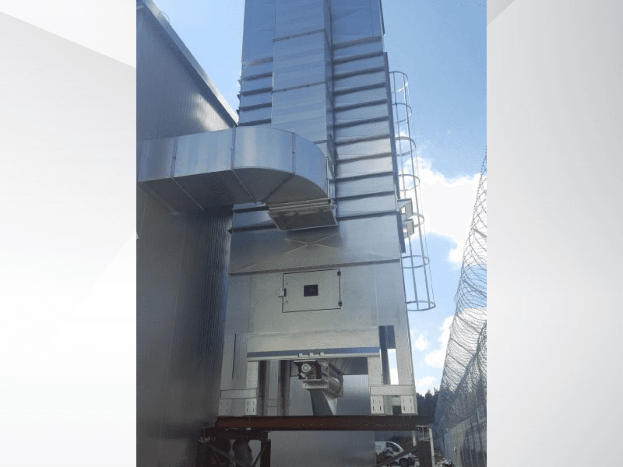 NAWARA RUBIN 2030 faipari gép, oldalnézet a fémszerkezet és a csatornák kék égbolt előtt.