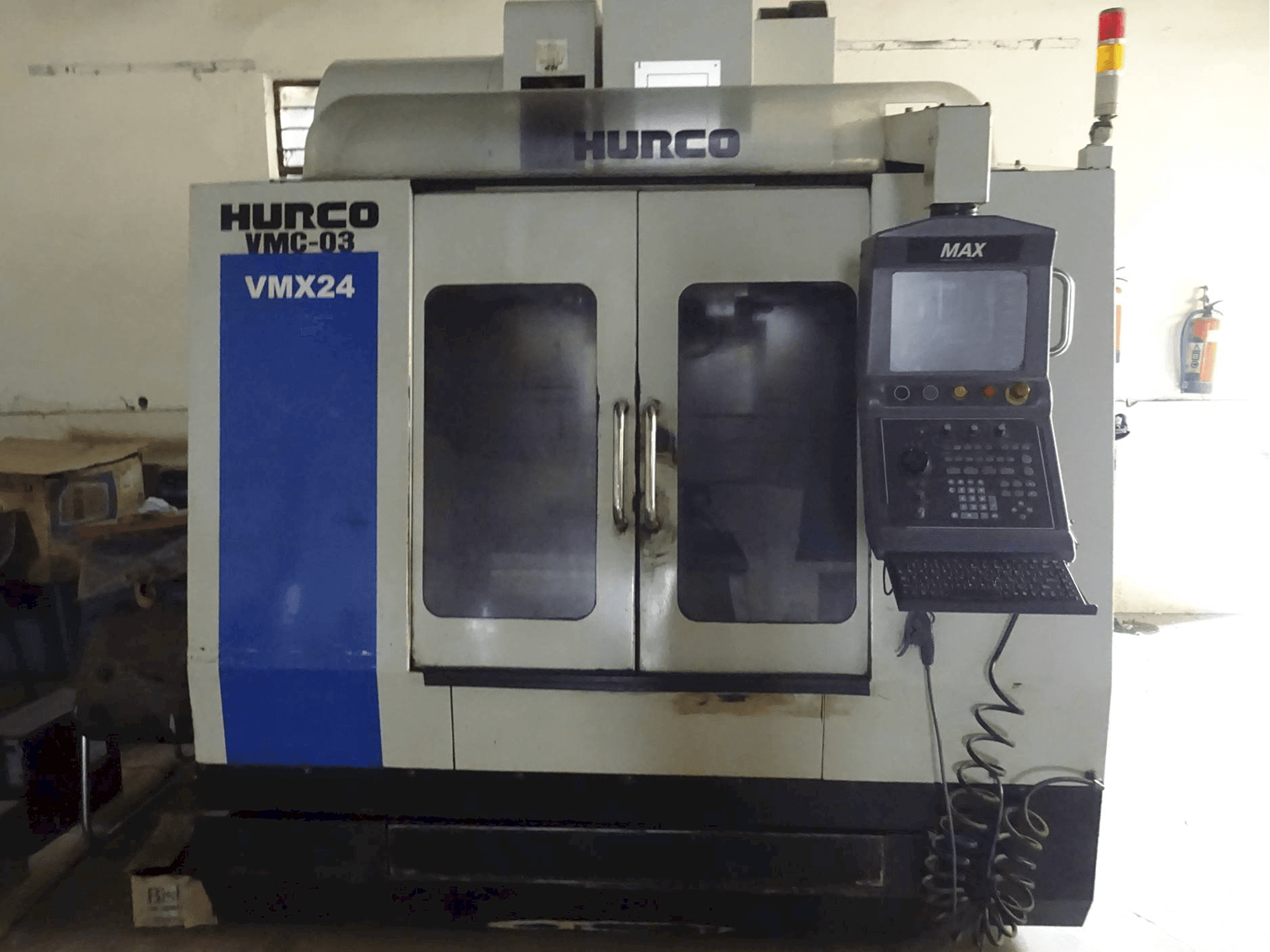 A Hurco VMX24 gép elölnézete