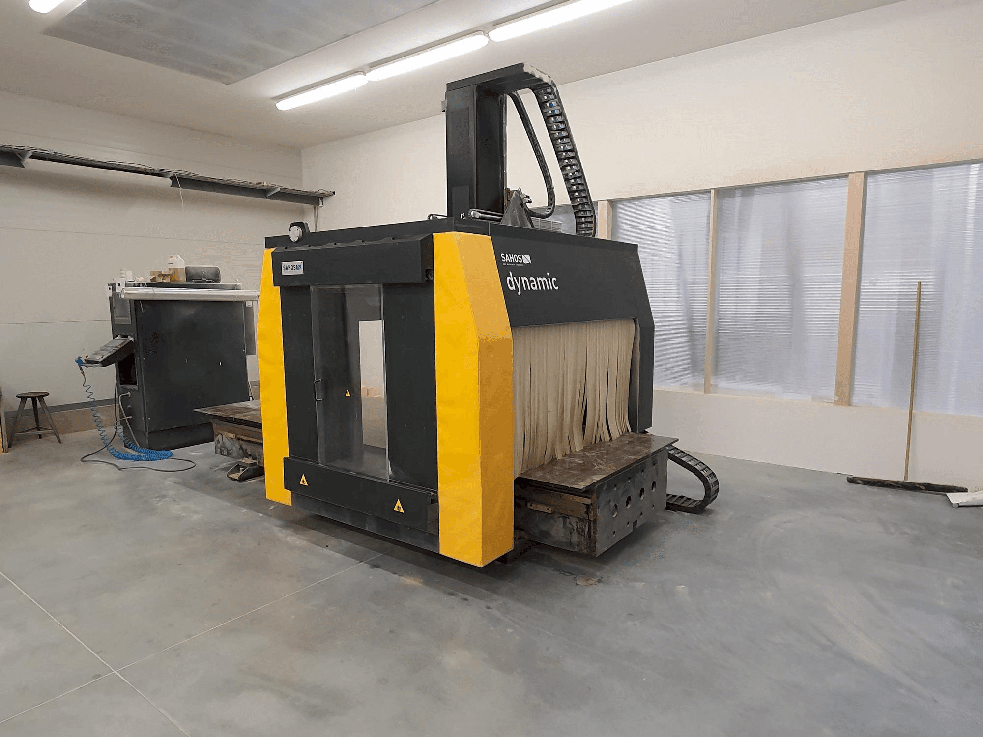 A Sahos Dynamic FC 3000 CNC 5X gép elölnézete