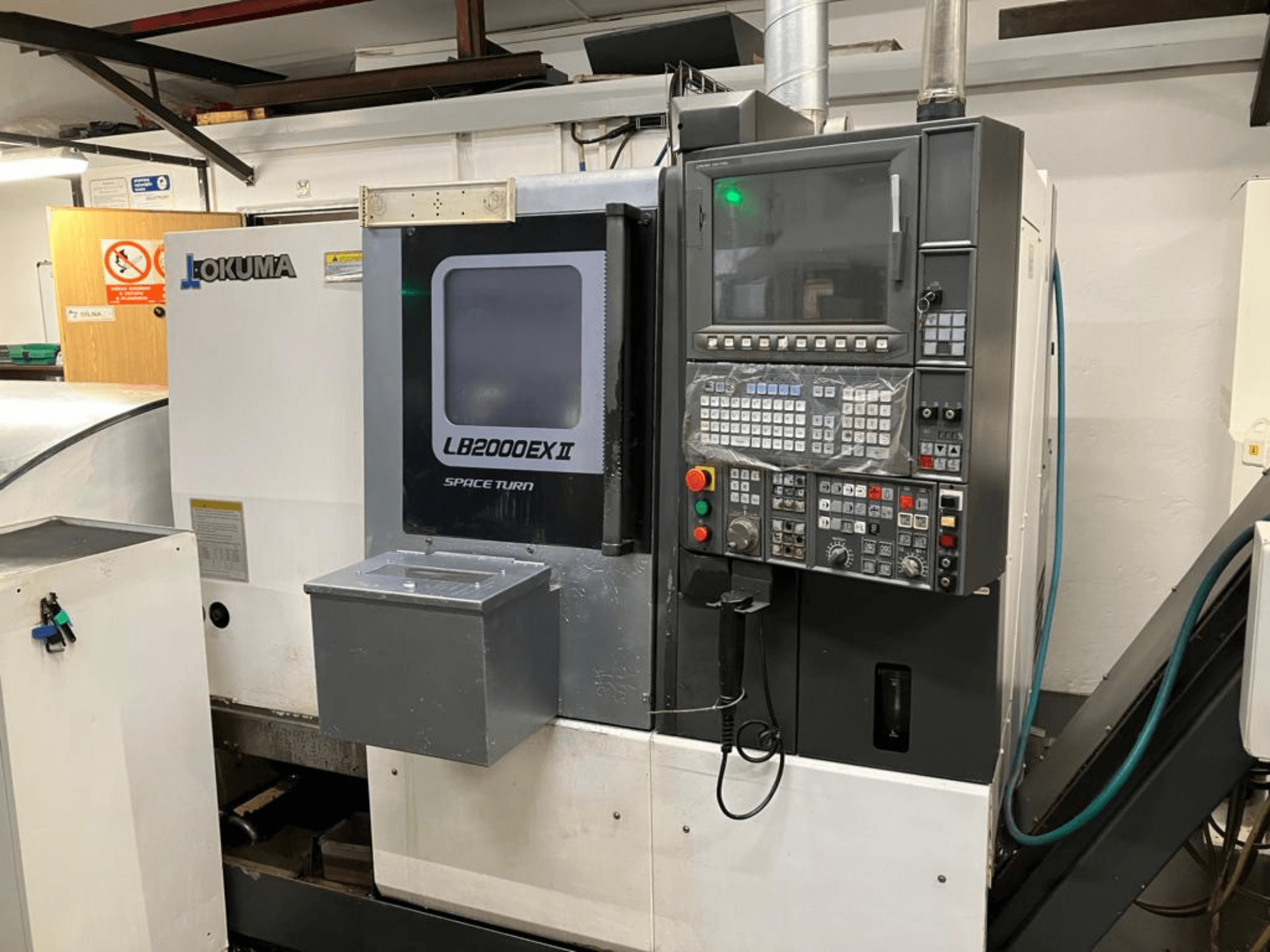 Okuma LB2000EXII MC vízszintes esztergagép, elölnézetben a vezérlőpanel és a működési jellemzők.