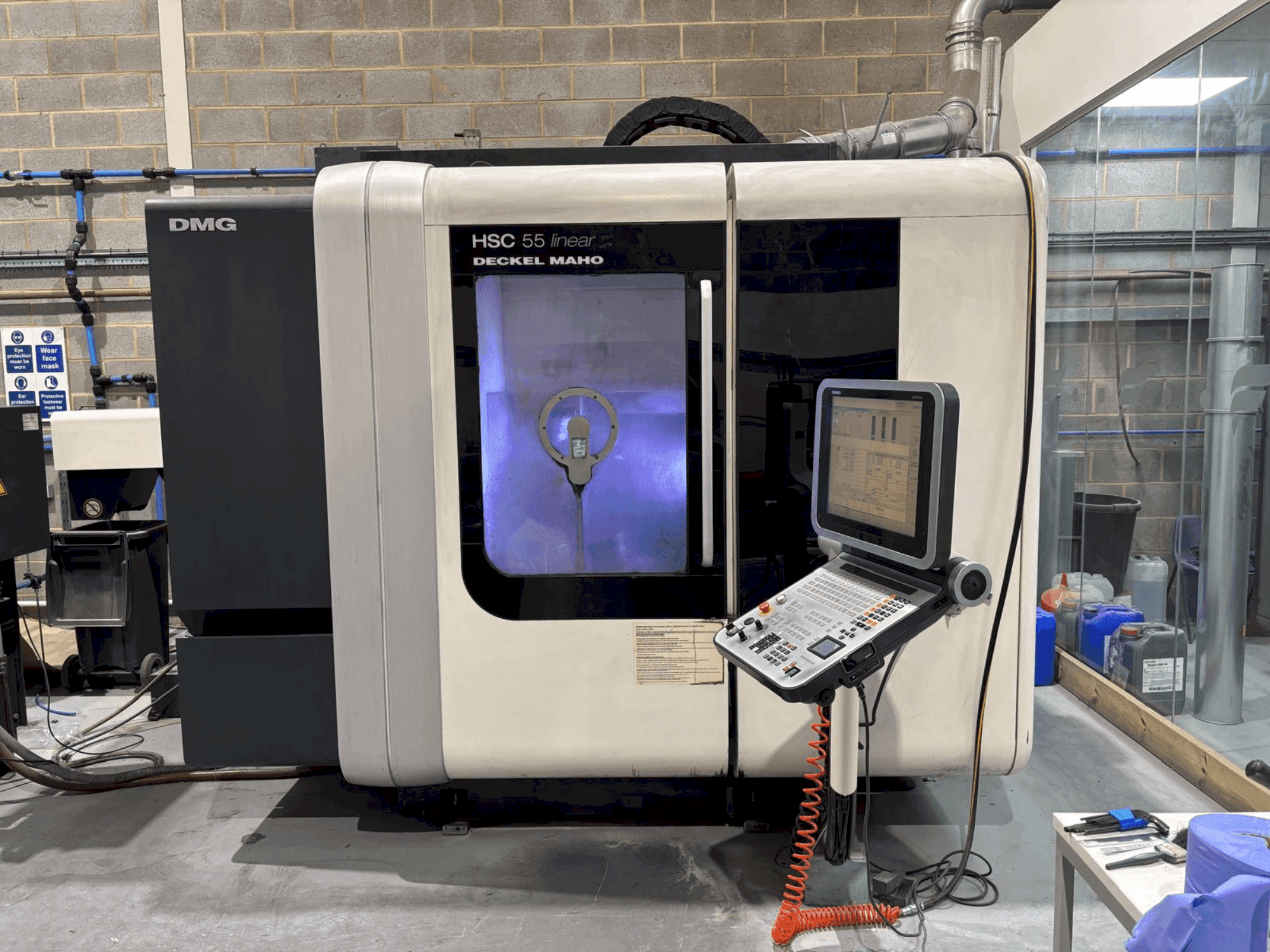 A DMG DECKEL MAHO HSC 55 linear gép elölnézete
